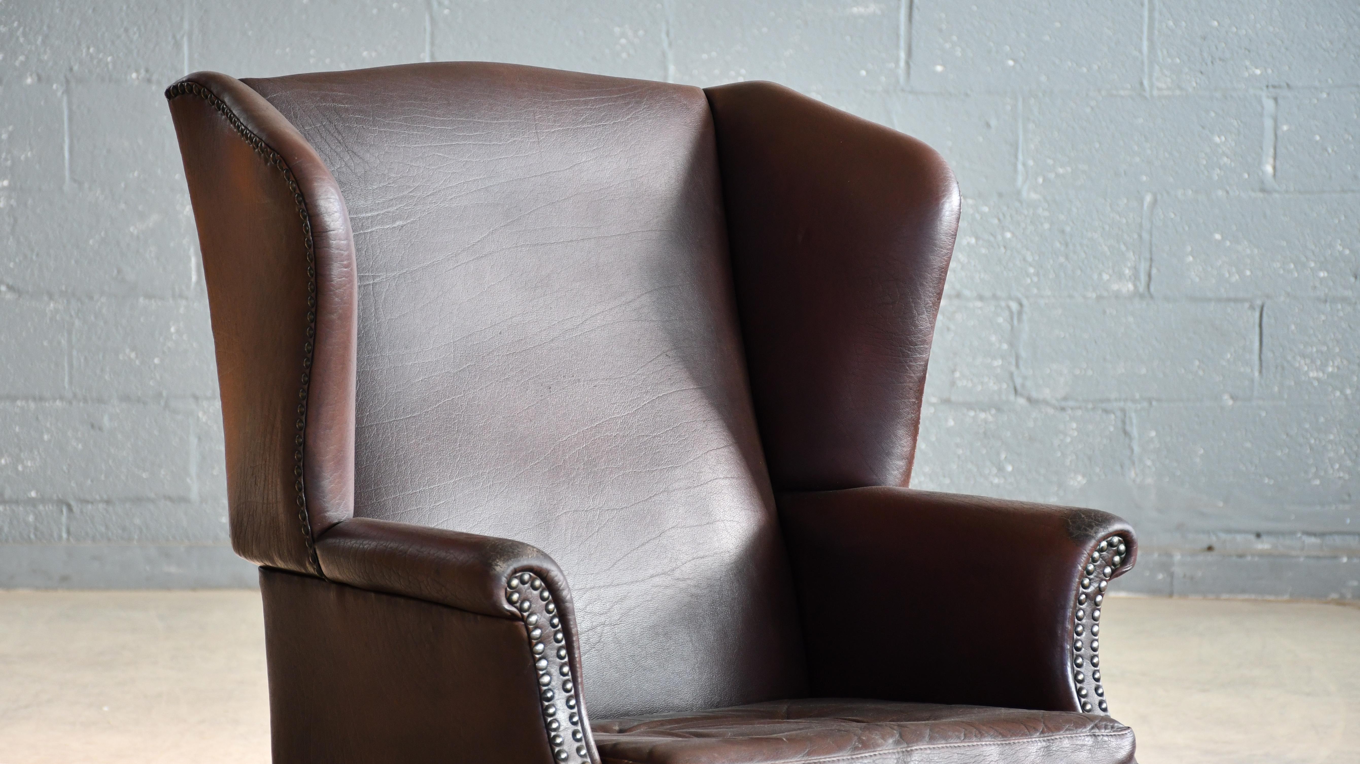 Fauteuil de salon danois du milieu du siècle en cuir de style Queen Anne Bon état - En vente à Bridgeport, CT