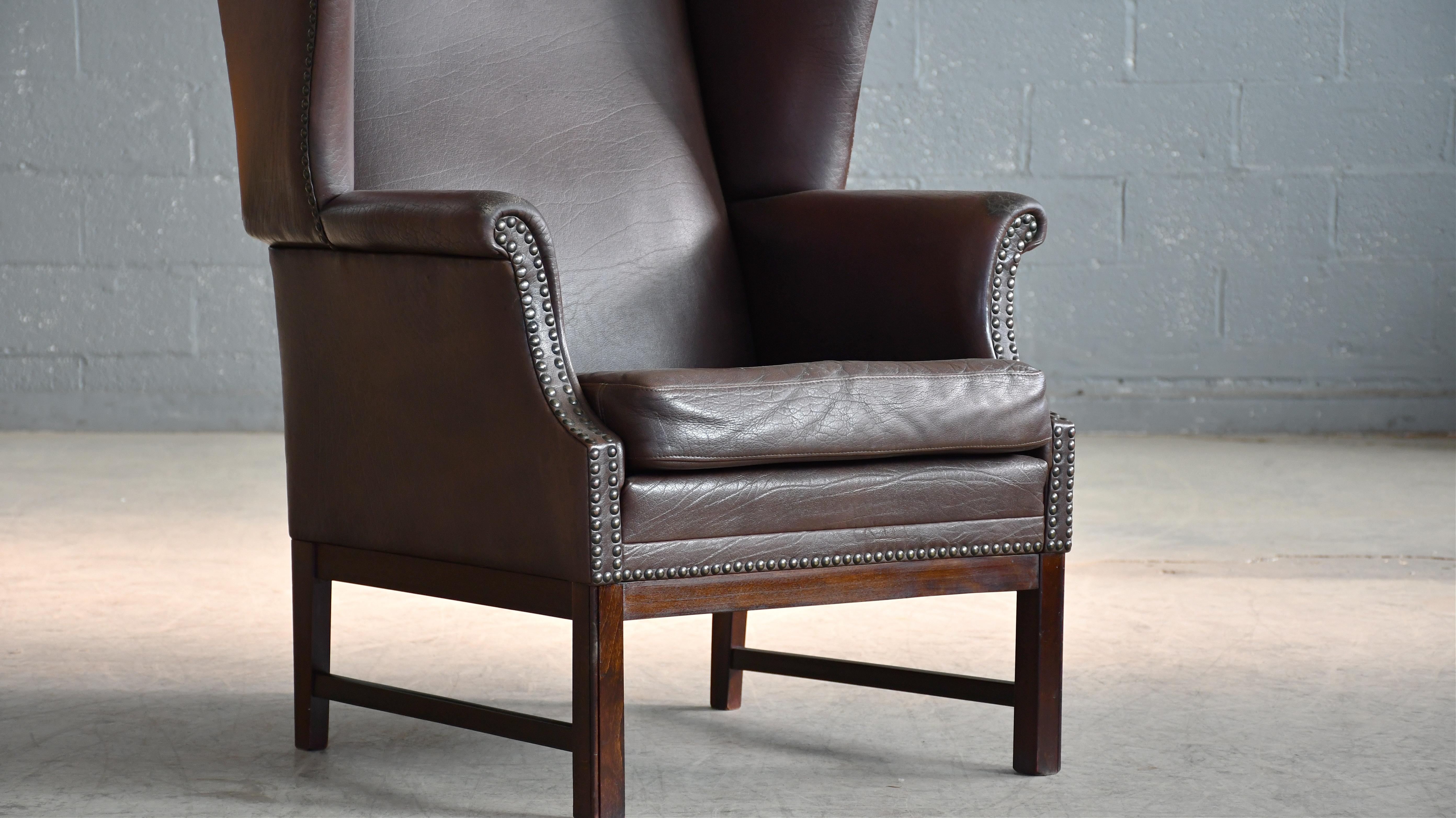 Milieu du XXe siècle Fauteuil de salon danois du milieu du siècle en cuir de style Queen Anne en vente
