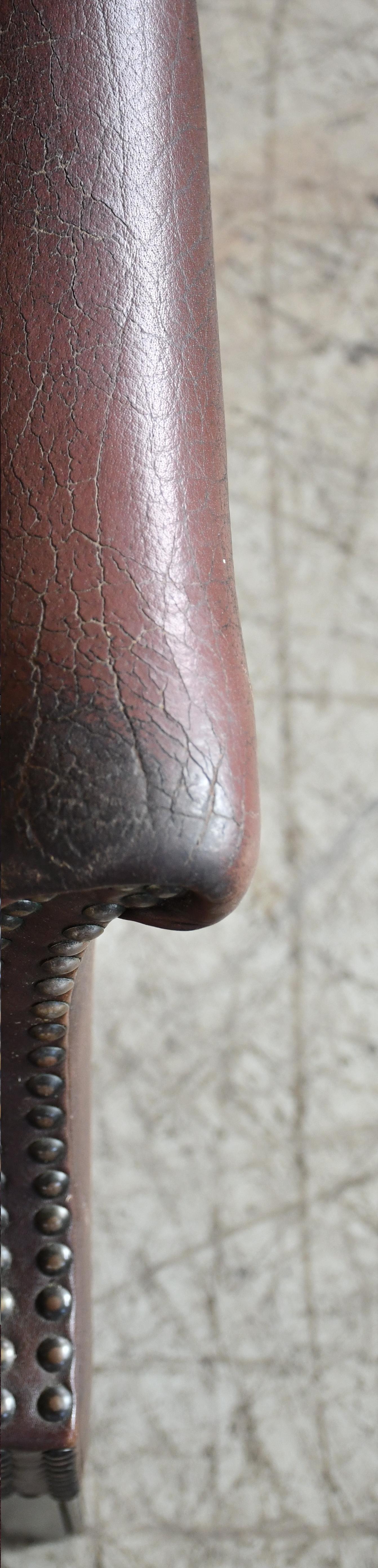 Cuir Fauteuil de salon danois du milieu du siècle en cuir de style Queen Anne en vente