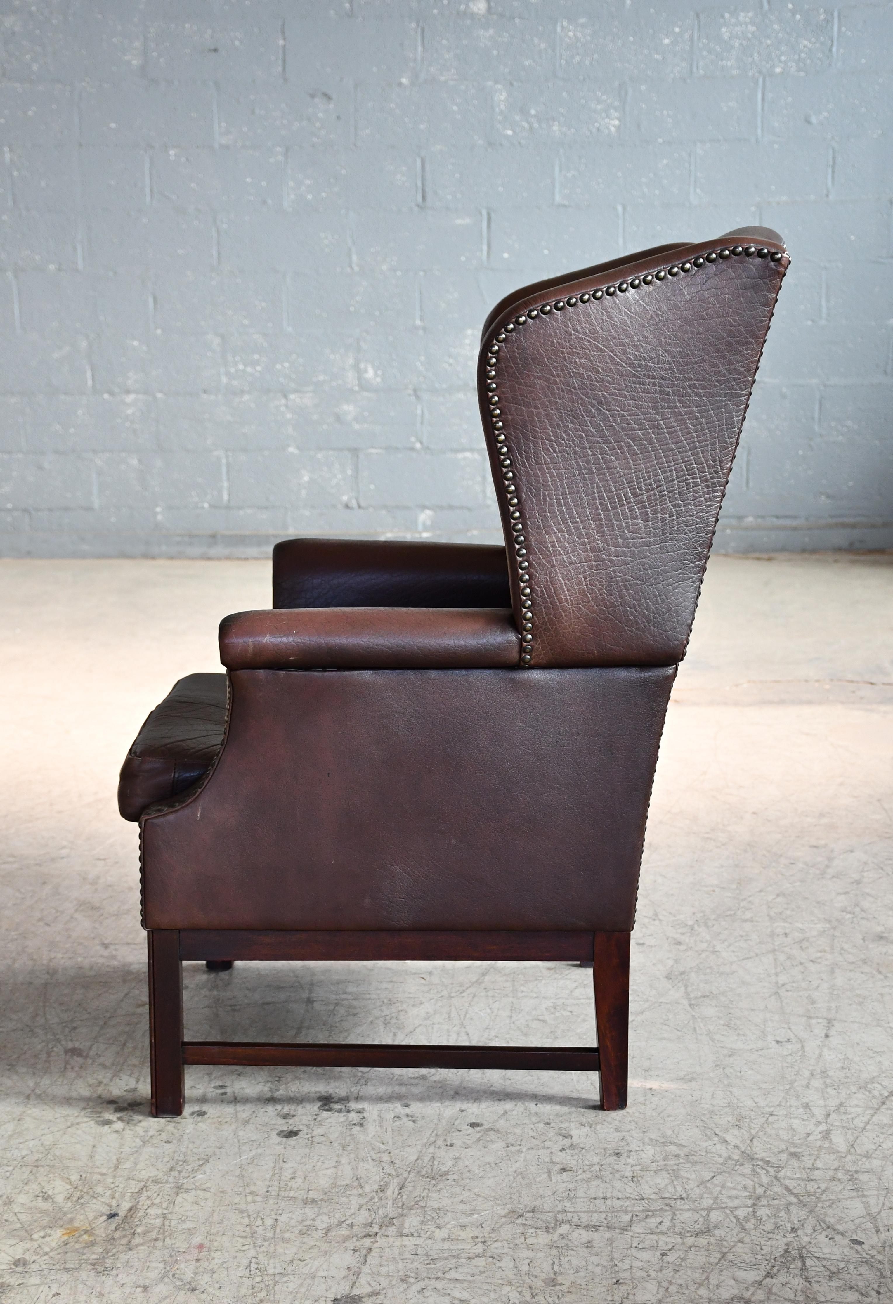 Fauteuil de salon danois du milieu du siècle en cuir de style Queen Anne en vente 1