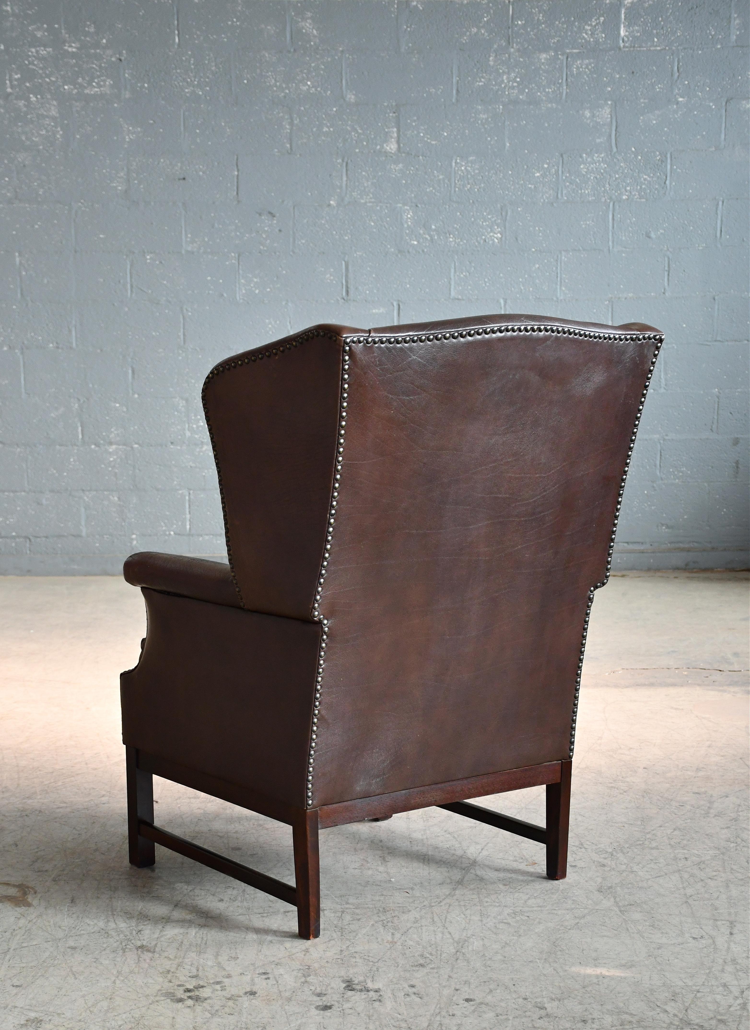 Fauteuil de salon danois du milieu du siècle en cuir de style Queen Anne en vente 2