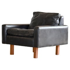 Sedia da salotto danese del Medioevo in pelle nera Maniera di Illum Wikkelso