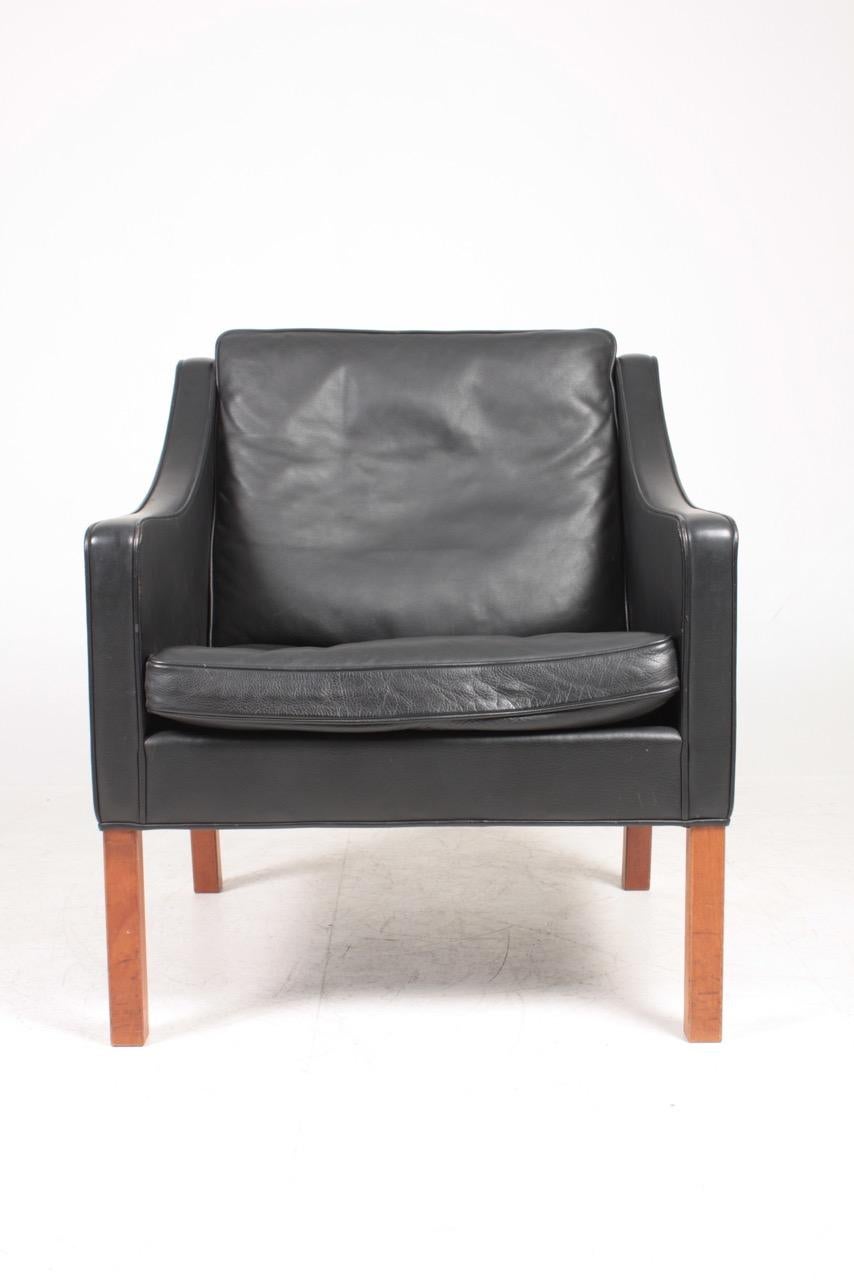 Lounge chair in patinated leather, model 2207 designed by MAA. Børge Mogensen for Fredericia Møbelfabrik. Outstanding quality and very comfortable. Great original condition.