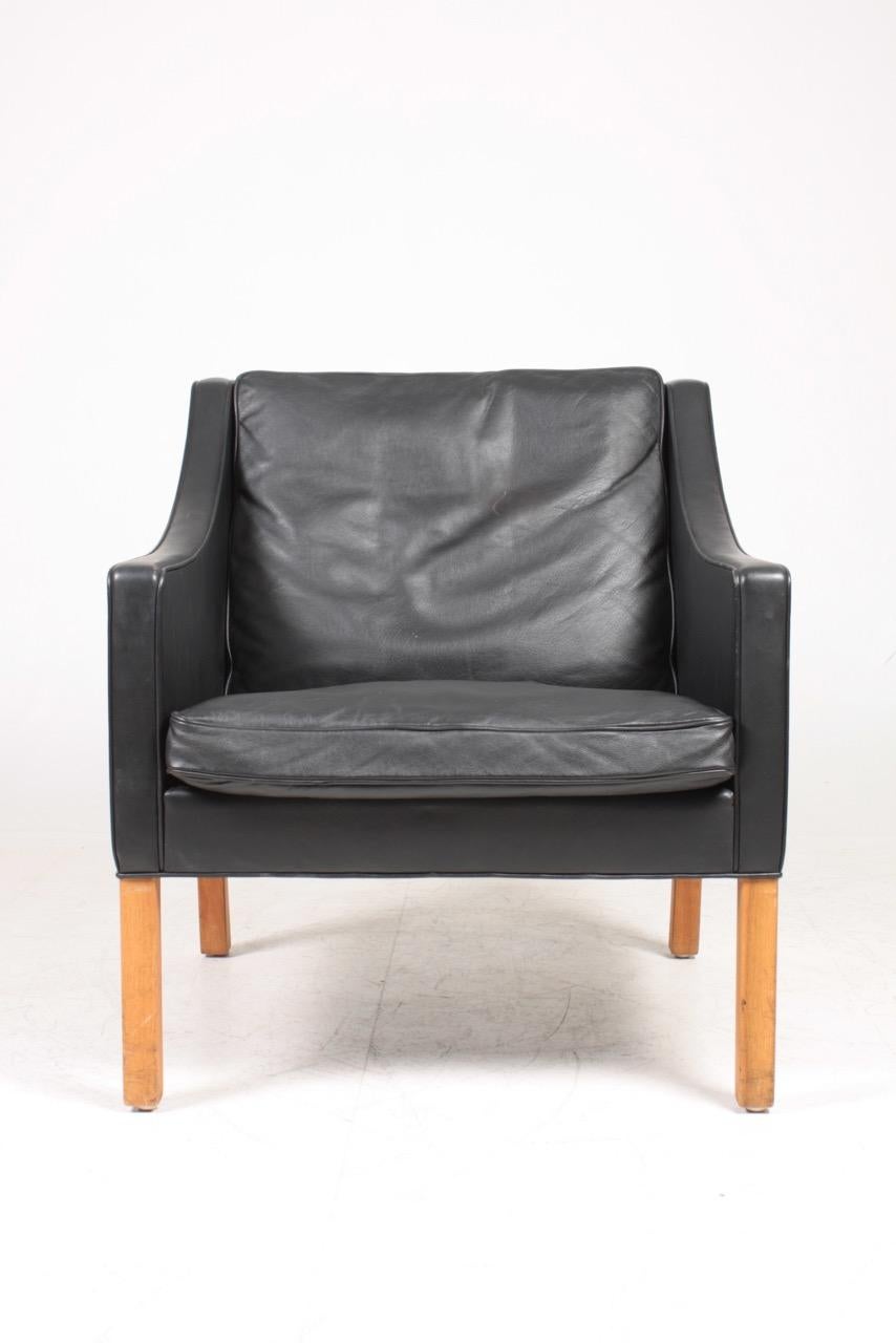 Lounge chair in patinated leather, model 2207 designed by MAA. Børge Mogensen for Fredericia Møbelfabrik. Outstanding quality and very comfortable. Great original condition.