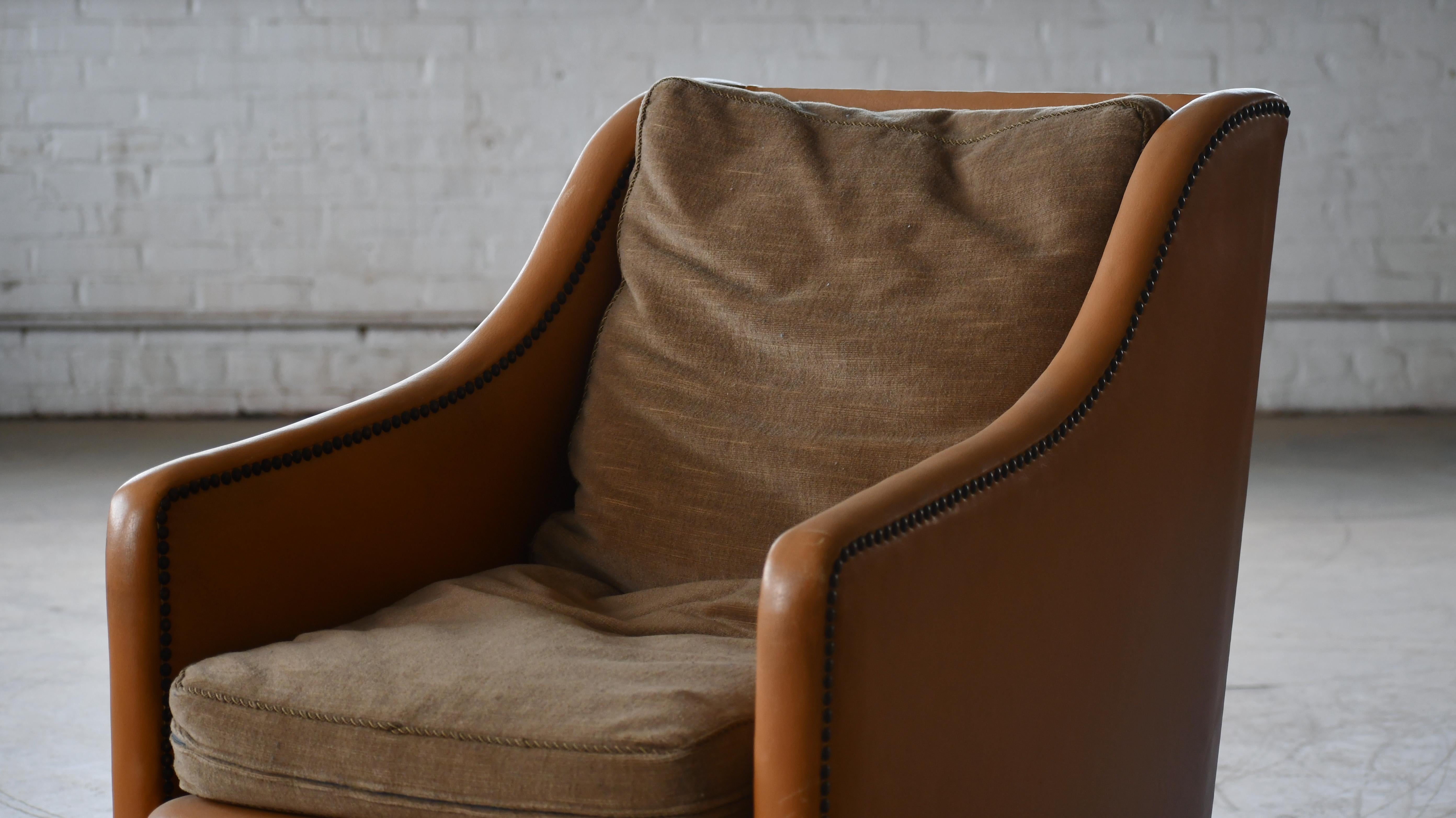 Danois Fauteuil de salon danois du milieu du siècle dernier en cuir brun clair et coussins en toile perdue en vente