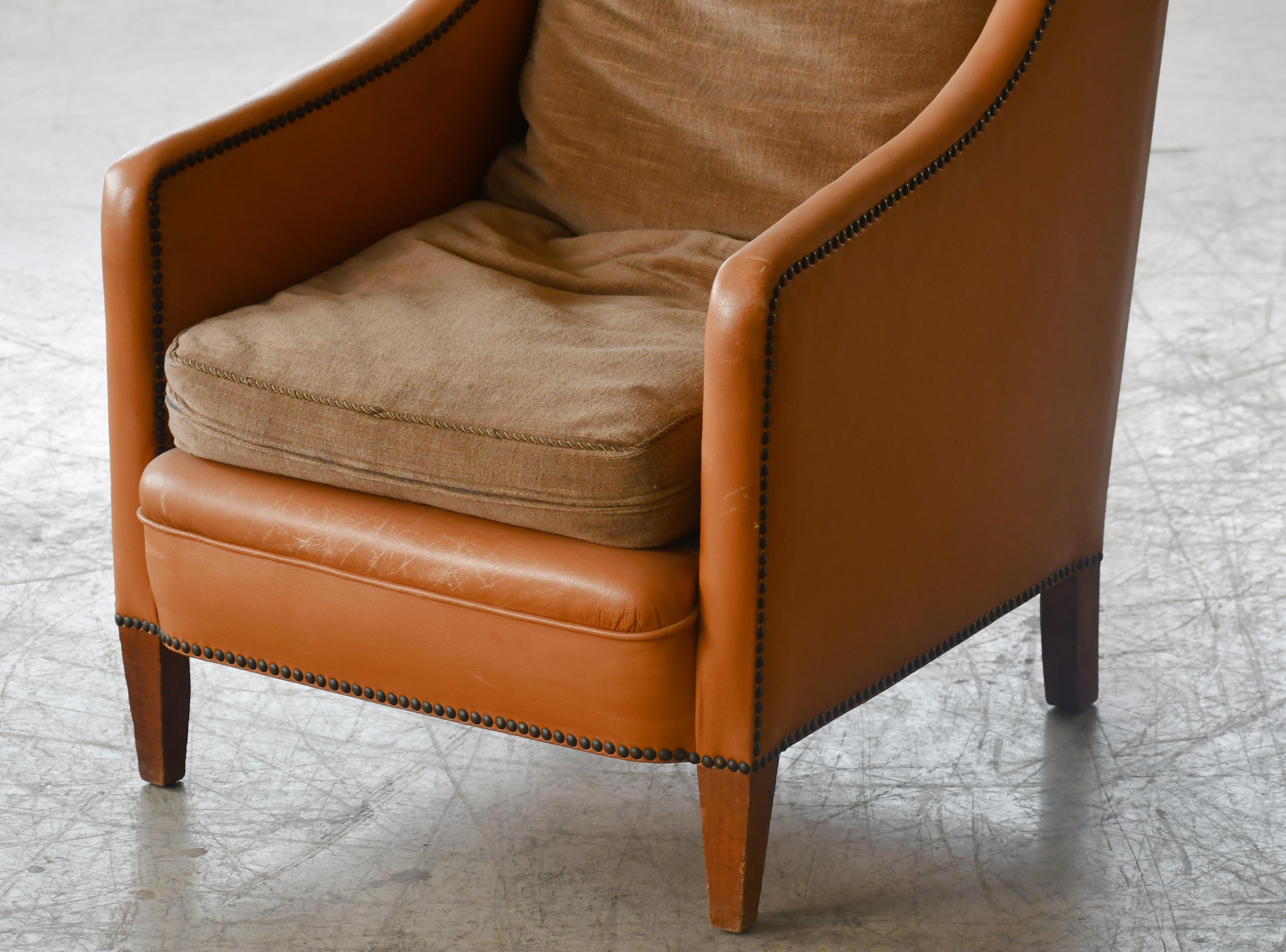 Fauteuil de salon danois du milieu du siècle dernier en cuir brun clair et coussins en toile perdue Bon état - En vente à Bridgeport, CT