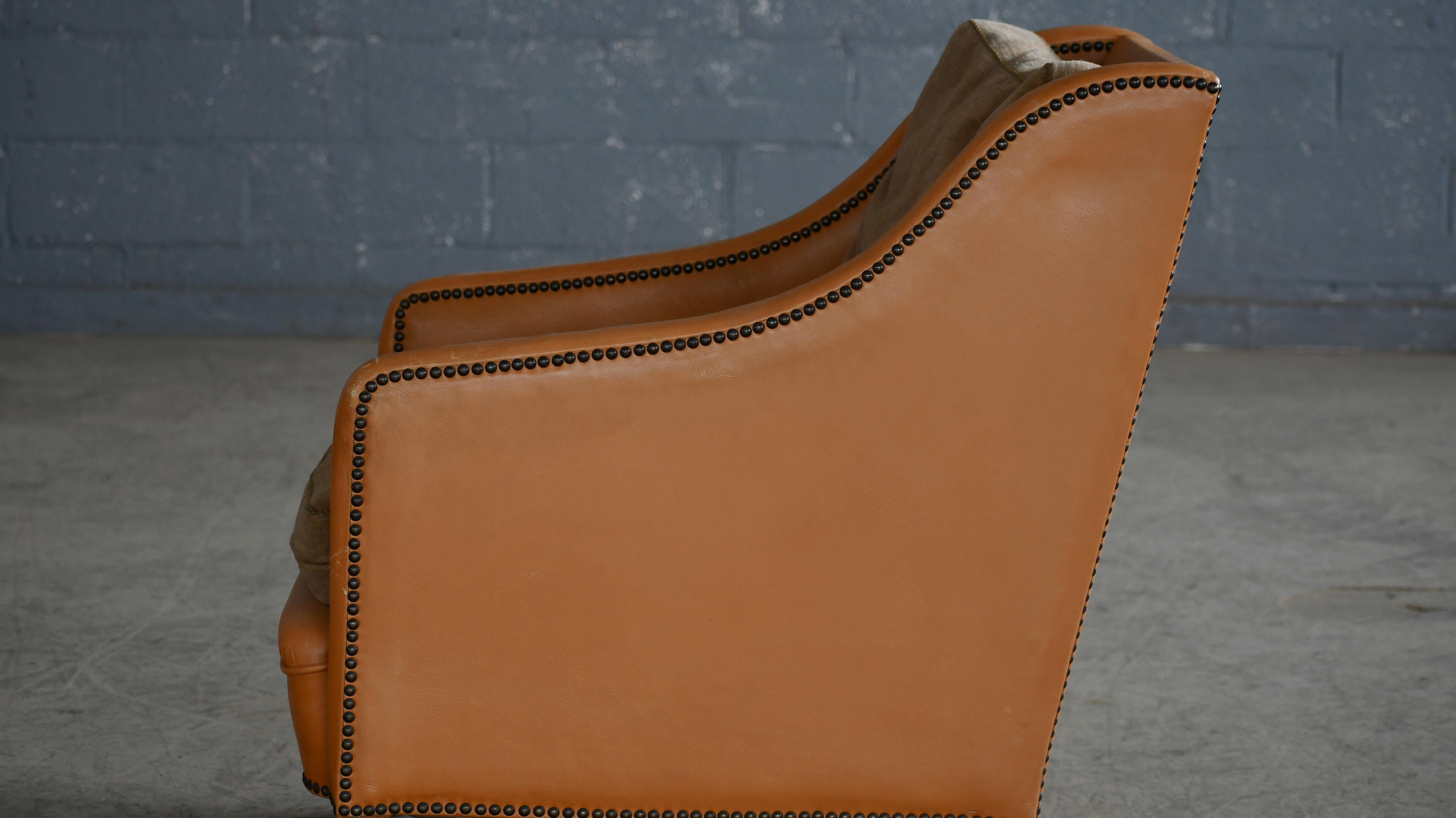 Milieu du XXe siècle Fauteuil de salon danois du milieu du siècle dernier en cuir brun clair et coussins en toile perdue en vente