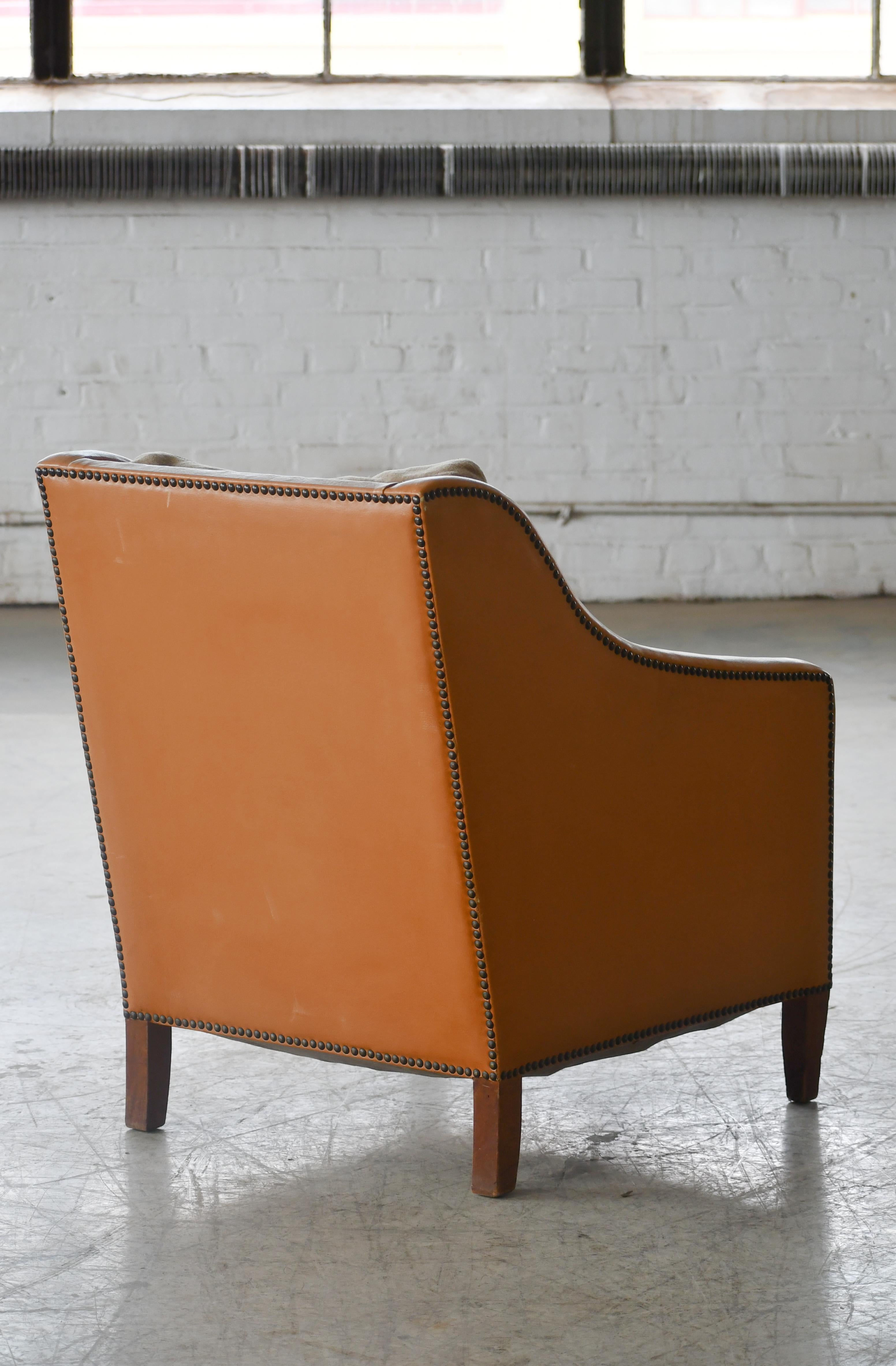 Fauteuil de salon danois du milieu du siècle dernier en cuir brun clair et coussins en toile perdue en vente 1