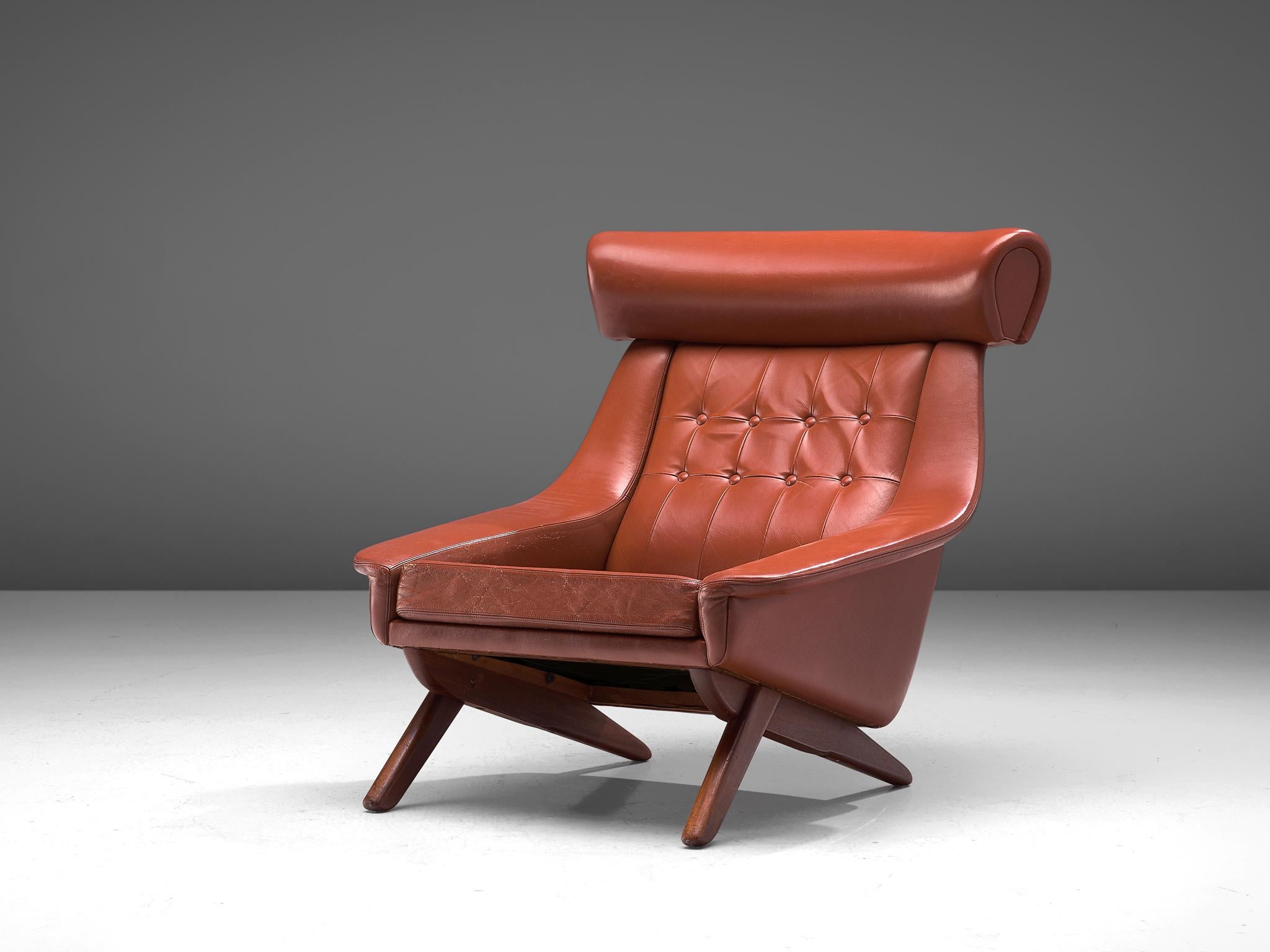 Lounge chair, in faux-leather, fabric and wood, Denmark 1960s.

Well designed easy chair in dark red leatherette upholstery. This 'Ox Chair' shows some interesting details. Like the wide and large headrest at the top of the back. The buttons on the