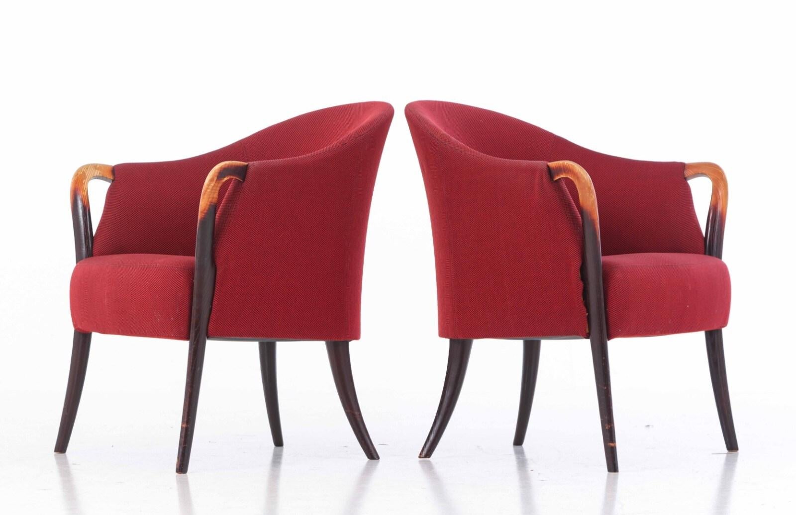 Espléndida y rara pareja danesa de sillones de salón o butacas y, aunque no estamos seguros del diseñador y el fabricante, parecen exhibir algo del mismo estilo visto por  Kn. A. Risager y Slagelse Møbelværk. Probablemente se fabricó hacia 1970.