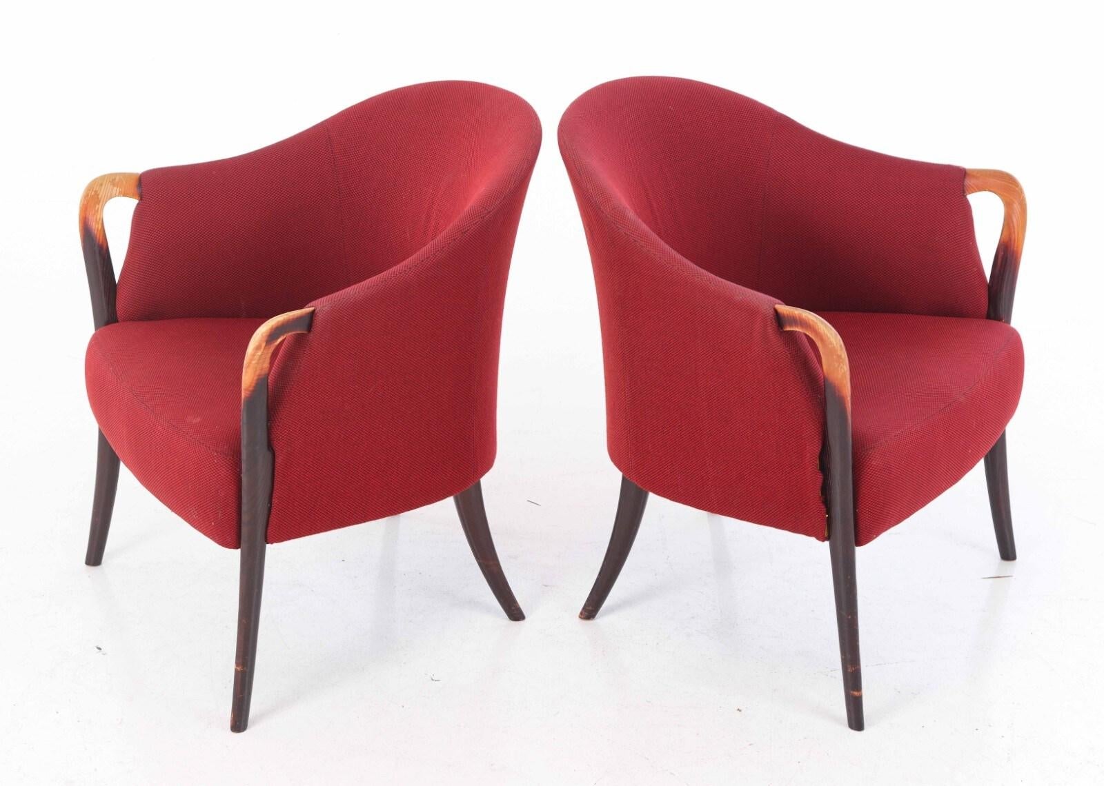 Sillas de salón danesas de mediados de siglo en lana roja y apoyabrazos de fresno ca. 1970 Danés en venta