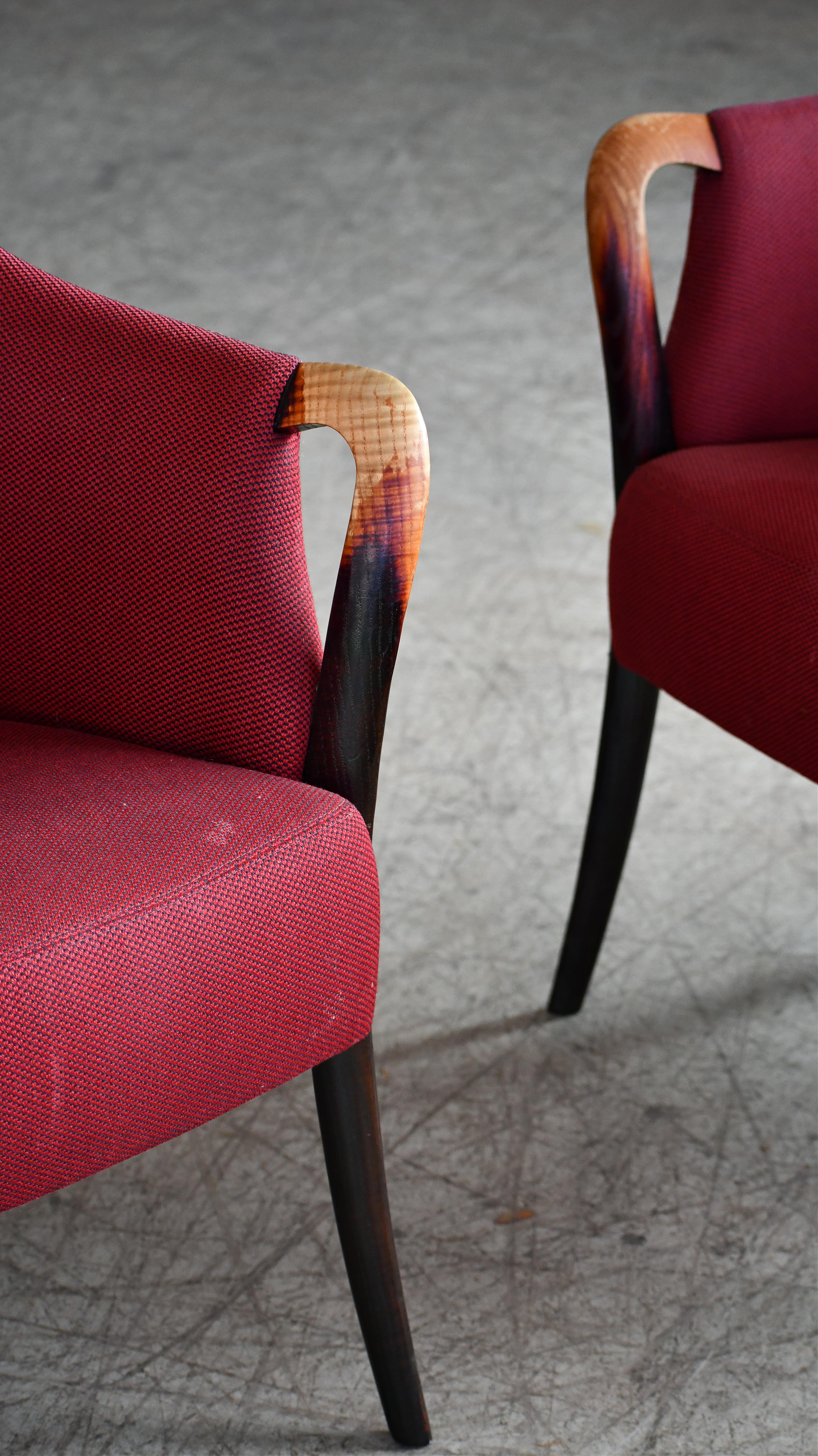 Sillas de salón danesas de mediados de siglo en lana roja y apoyabrazos de fresno ca. 1970 en venta 1