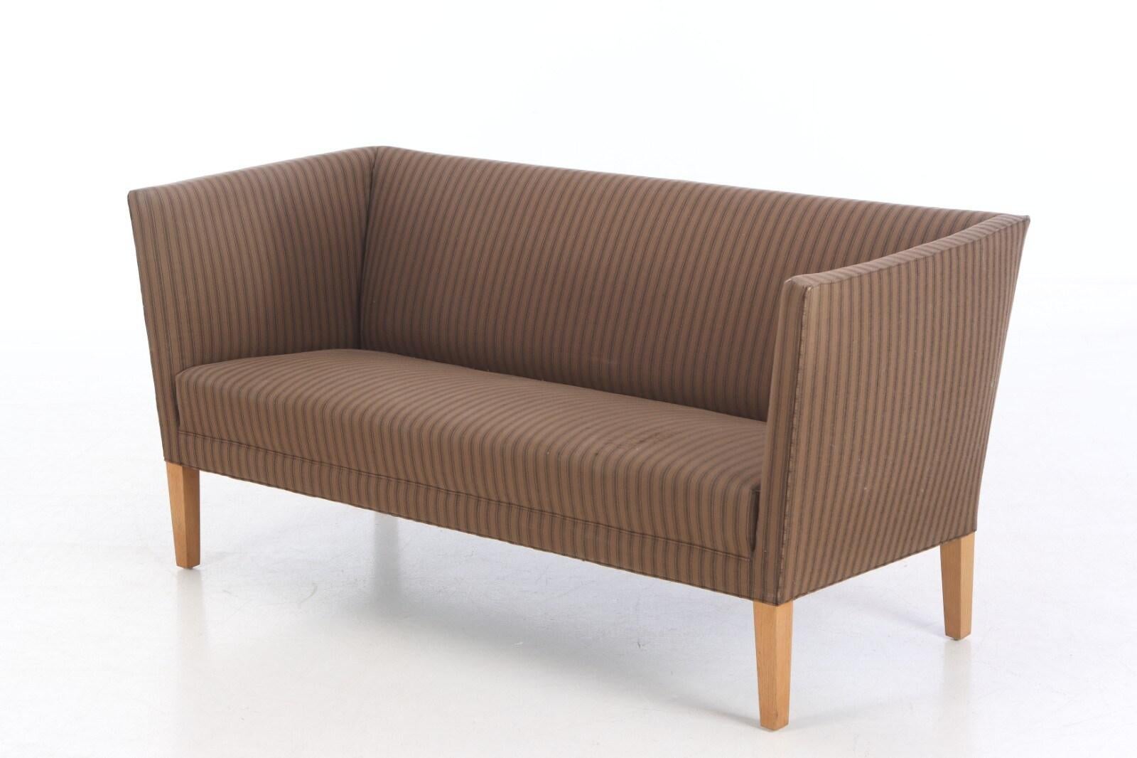 Schönes klassisches dänisches Design von Grete Jalk, einer der großen Damen des dänischen Designs, hergestellt von Johannses Hansen als Modell JH 180. Einfaches, aber sehr elegantes und raffiniertes Design, das aus allen Blickwinkeln schön ist. Auf