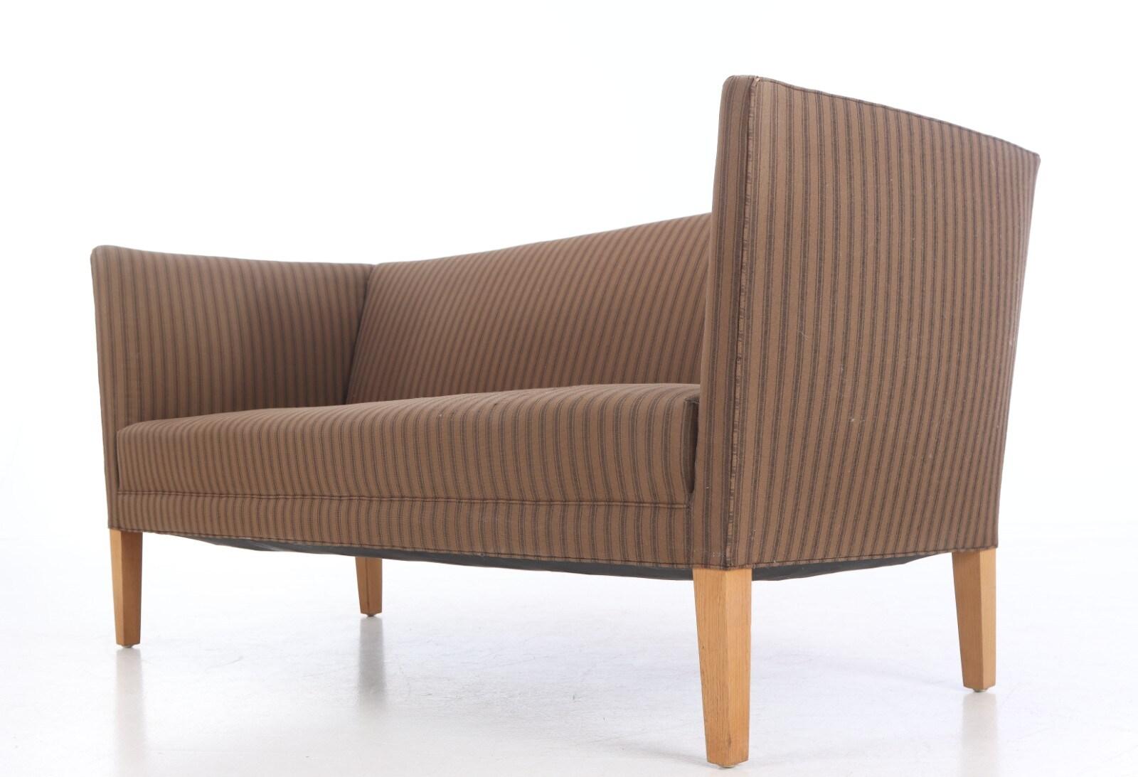 Dänischer Sessel der Jahrhundertmitte von Grete Jalk für Johannes Hansen OAK Beine (Moderne der Mitte des Jahrhunderts) im Angebot