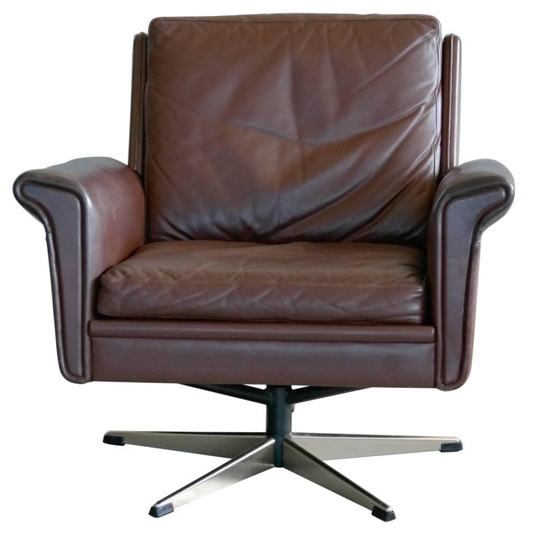Danish Midcentury Low Back Swivel Lounge Chair in Leather by