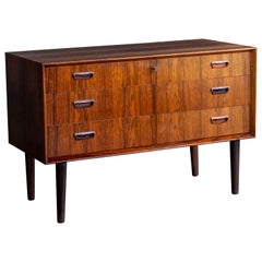 Commode danoise de taille moyenne du milieu du siècle dernier en bois de rose par Johs. Sorth