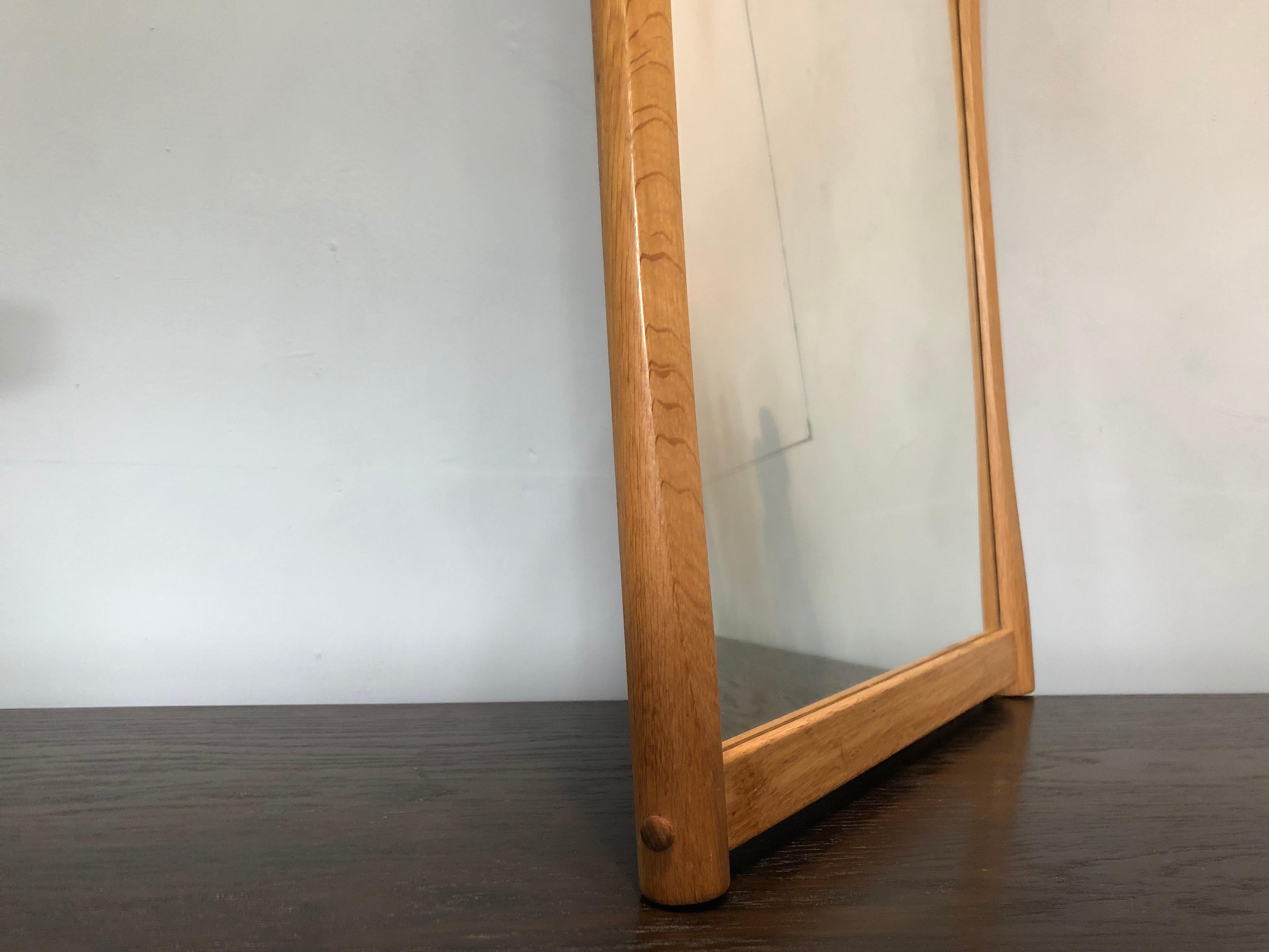 Typically stylish design from Aksel Kjersgaard. Wonderful hardwood oak frame. In excellent condition.
Produced by Odder, Denmark, circa 1960.