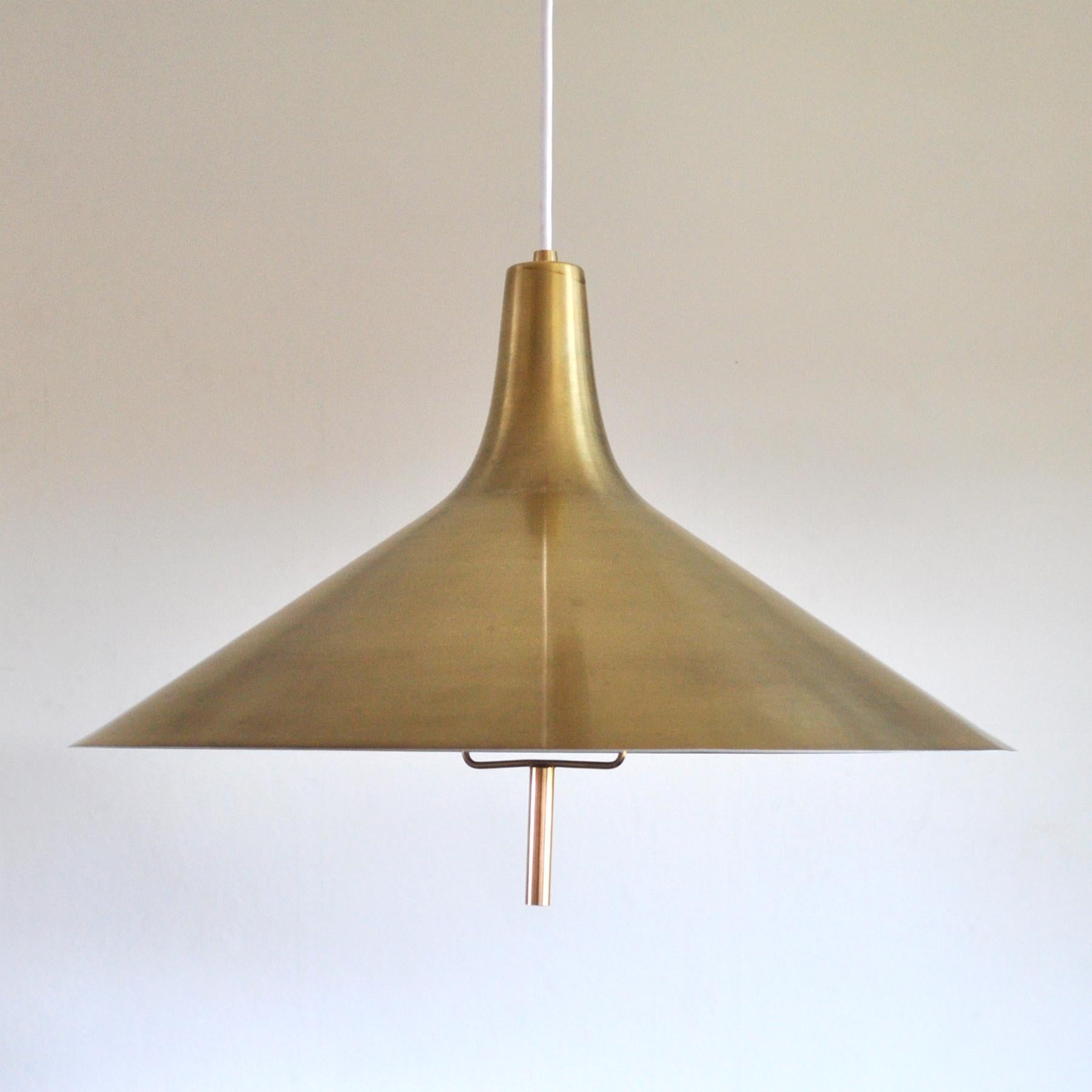 Mid-Century Modern counter weight brass chandelier with adjustable height designed by Danish Th. Valentiner in the style of Paavo Tynell.

Innerside of shade with new white lacquer, rewired.

Fine condition with some signs of wear. For details