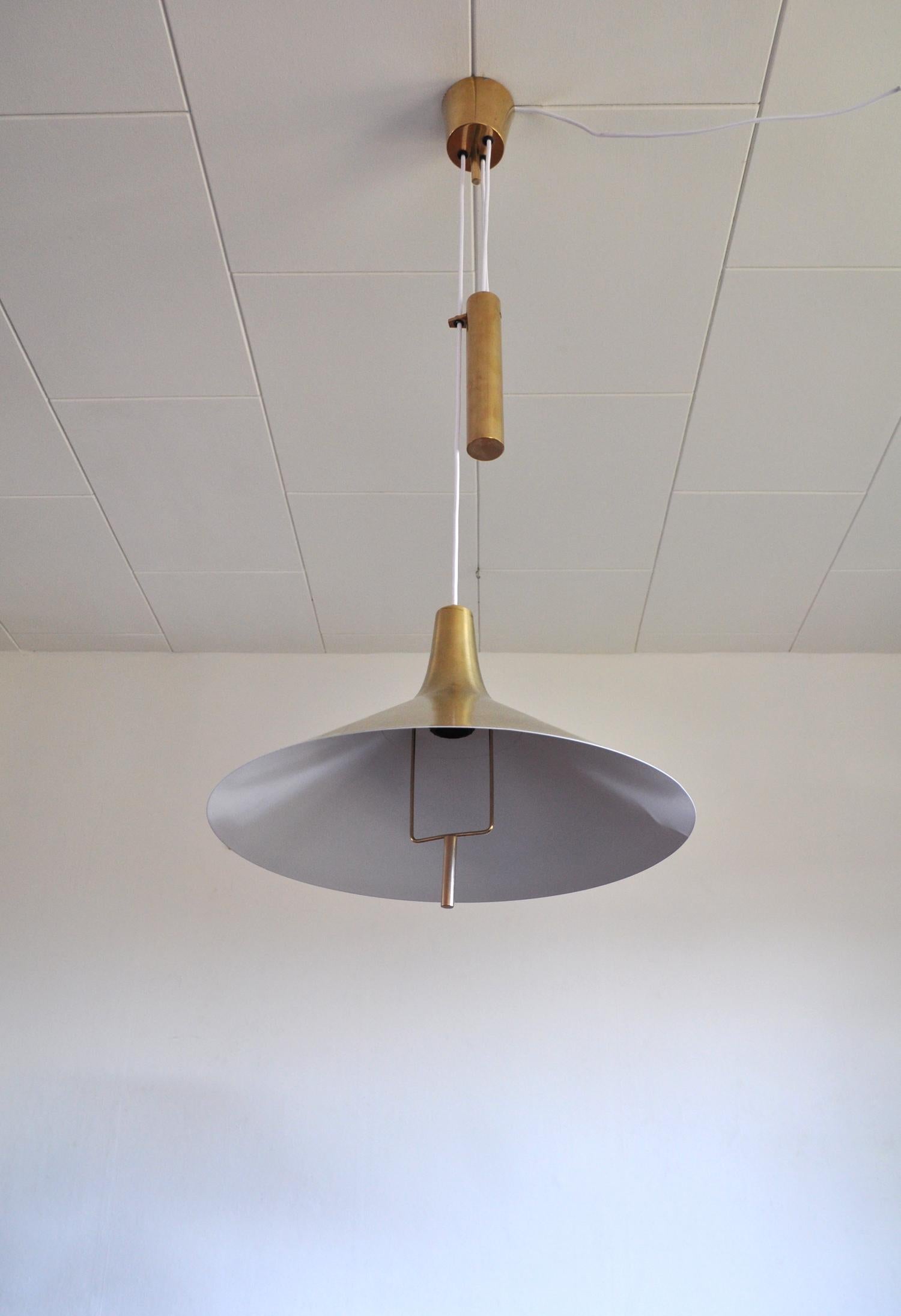 Danish Mid-century Modern Chandelier in Brass 1950s in the Style of Paavo Tynell In Good Condition For Sale In Vordingborg, DK
