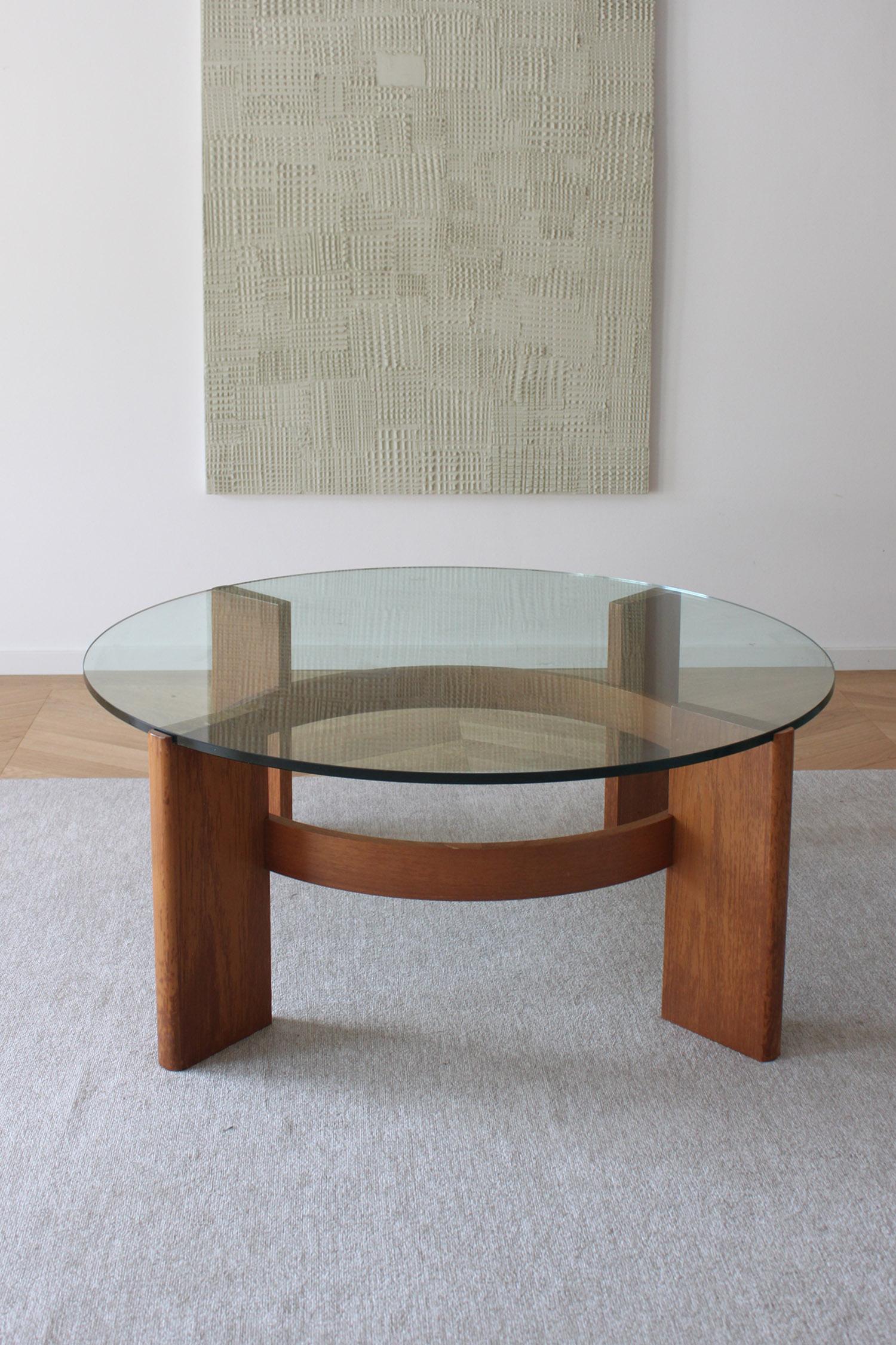 Mesa de sofá circular danesa moderna de mediados de siglo de madera y cristal Moderno de mediados de siglo en venta