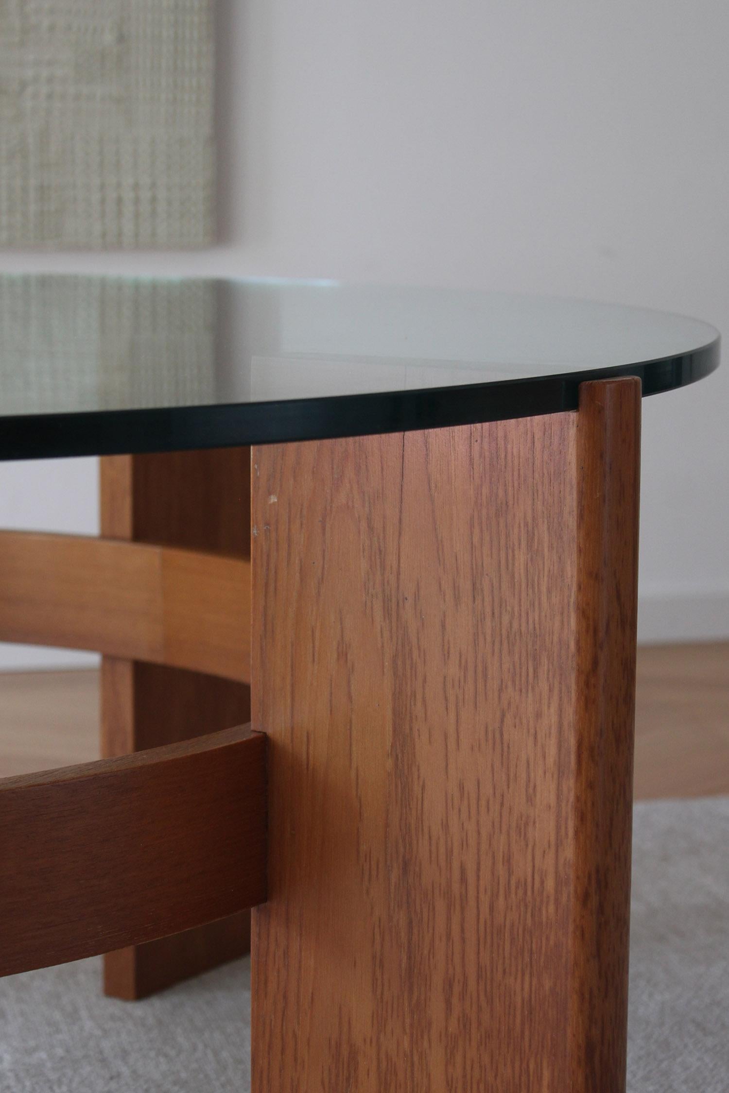 Mesa de sofá circular danesa moderna de mediados de siglo de madera y cristal Alemán en venta