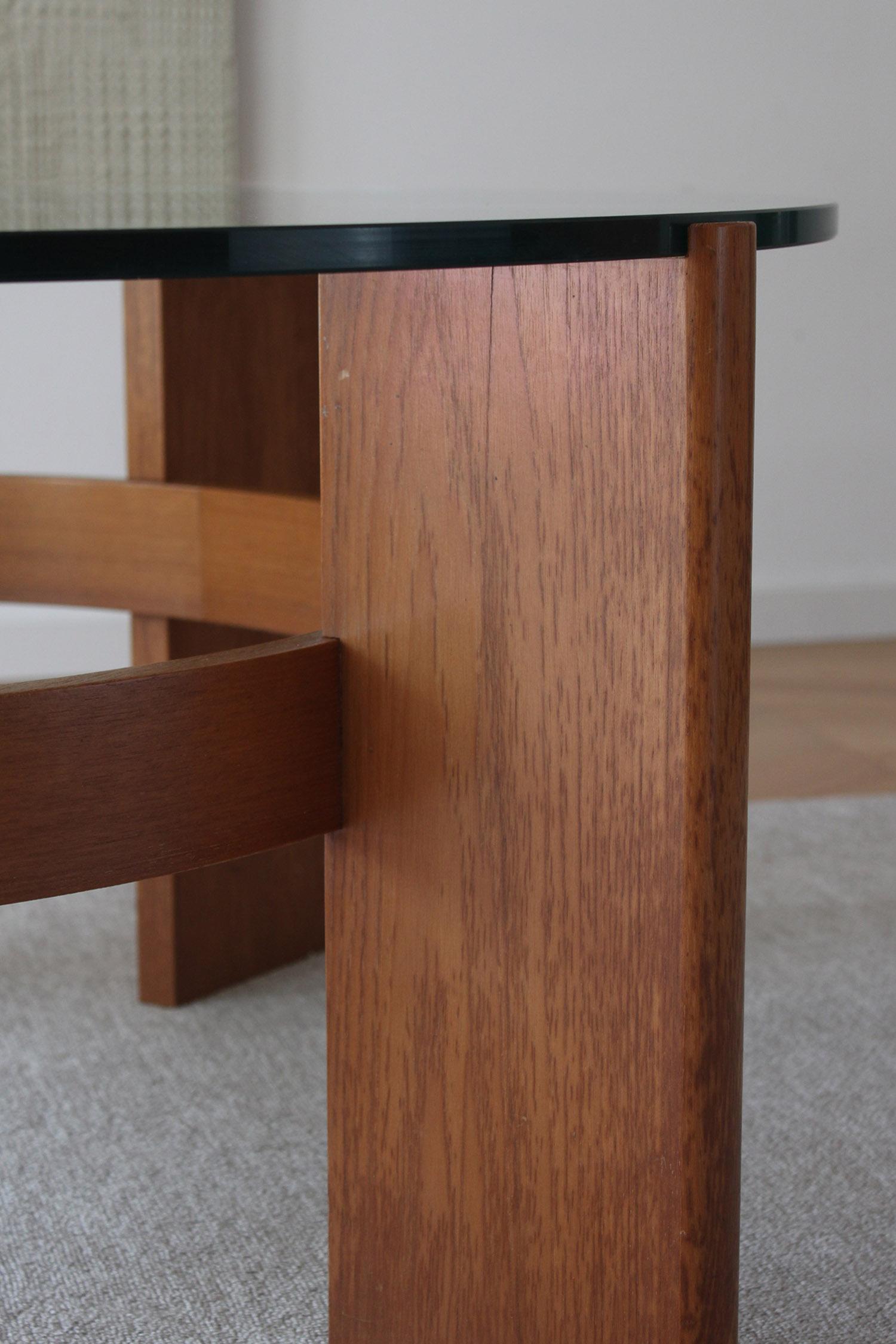 Mesa de sofá circular danesa moderna de mediados de siglo de madera y cristal en Bueno estado para la venta en Rümmingen, BW