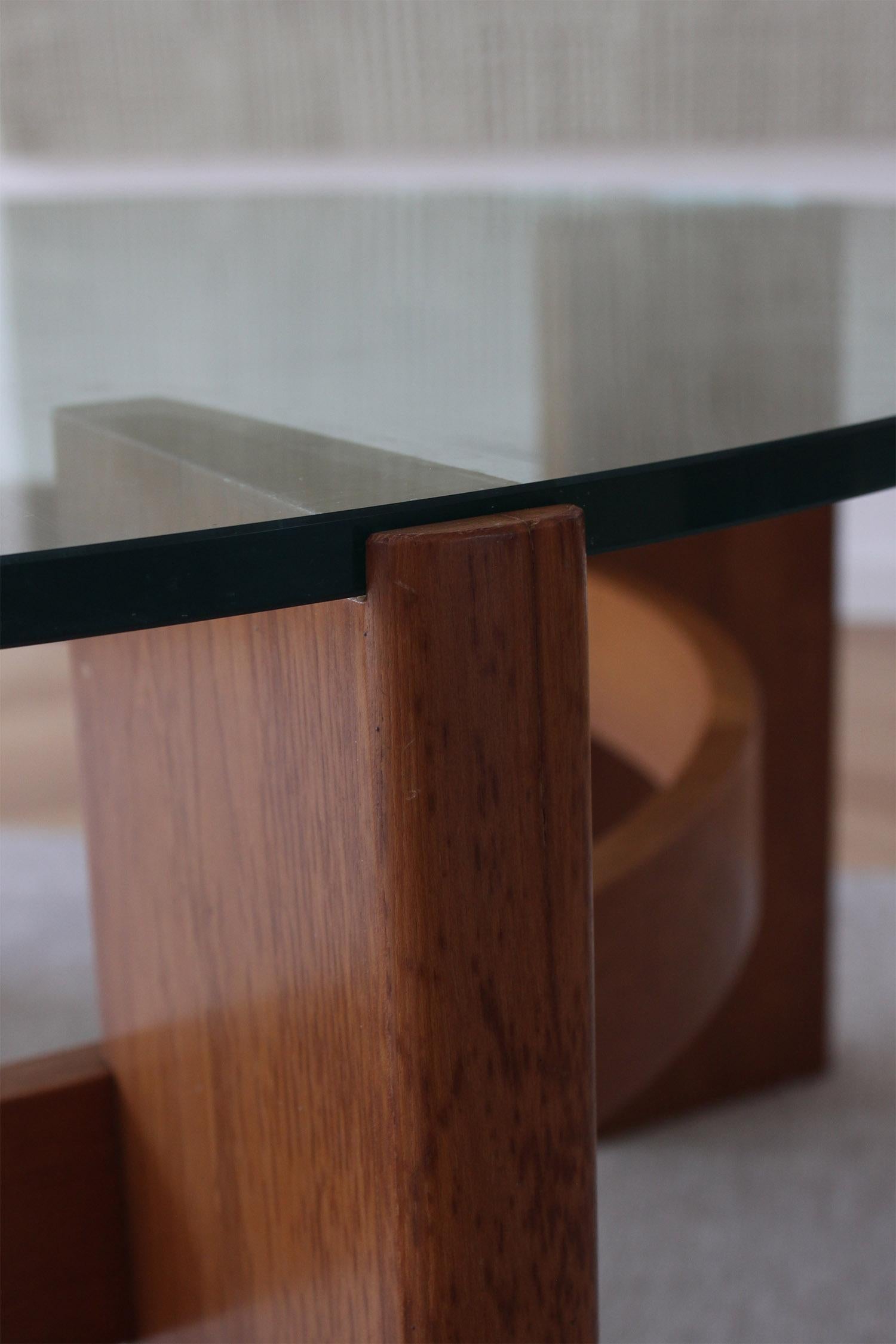 Mesa de sofá circular danesa moderna de mediados de siglo de madera y cristal siglo XX en venta