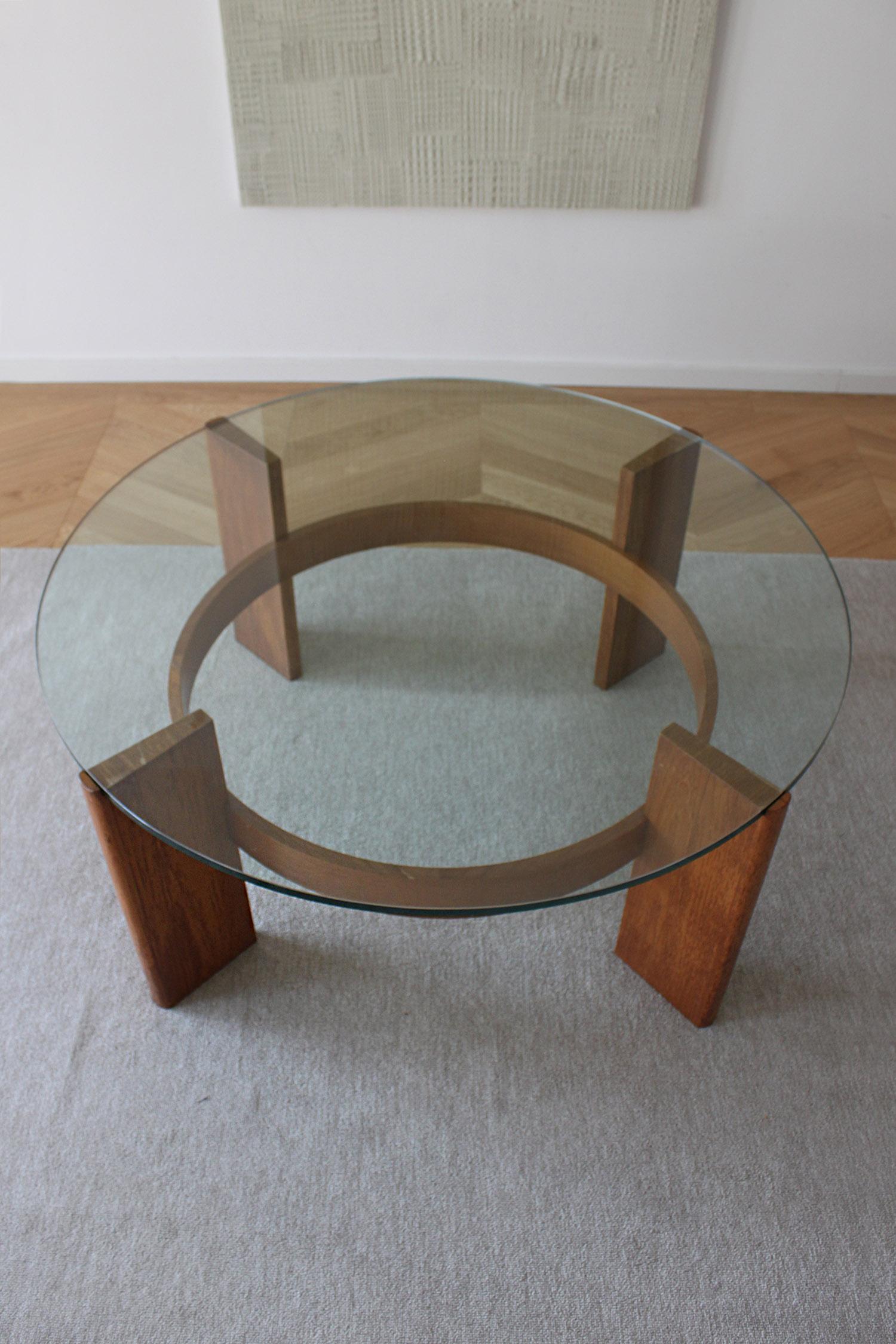 Mesa de sofá circular danesa moderna de mediados de siglo de madera y cristal Madera en venta