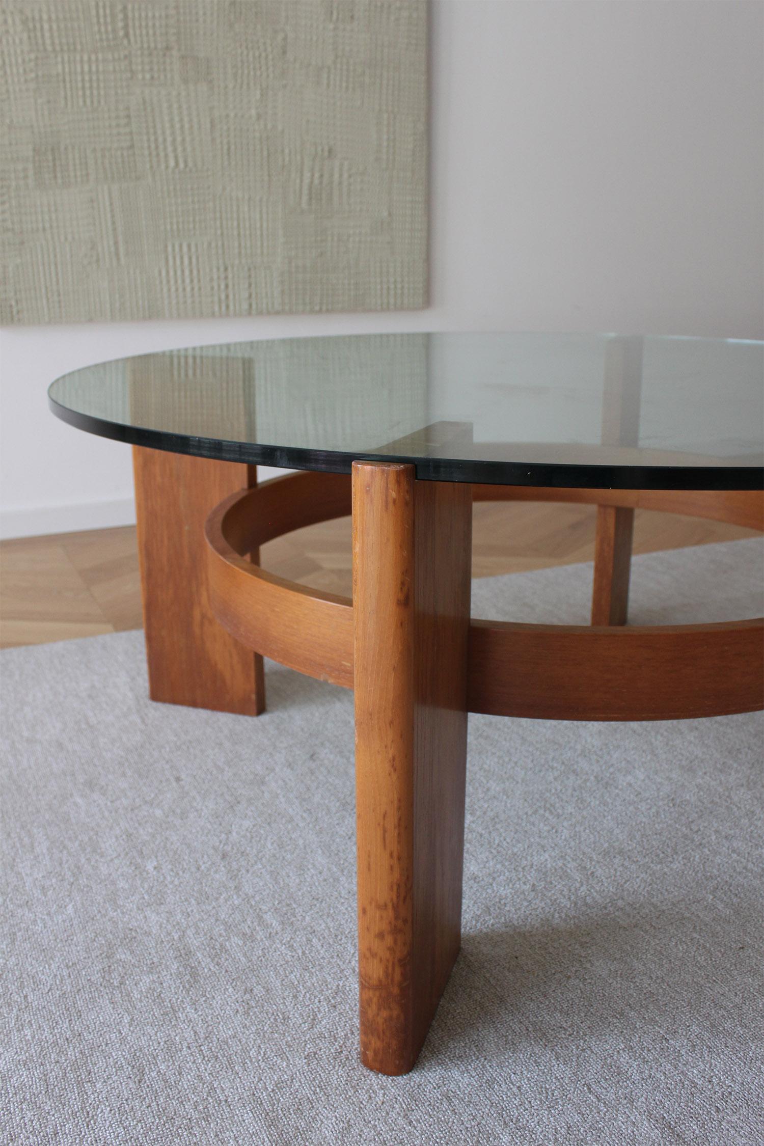 Mesa de sofá circular danesa moderna de mediados de siglo de madera y cristal en venta 1