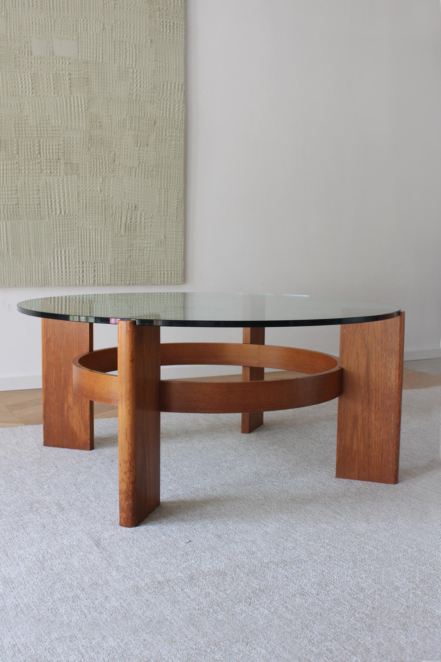 Mesa de sofá circular danesa moderna de mediados de siglo de madera y cristal en venta 2