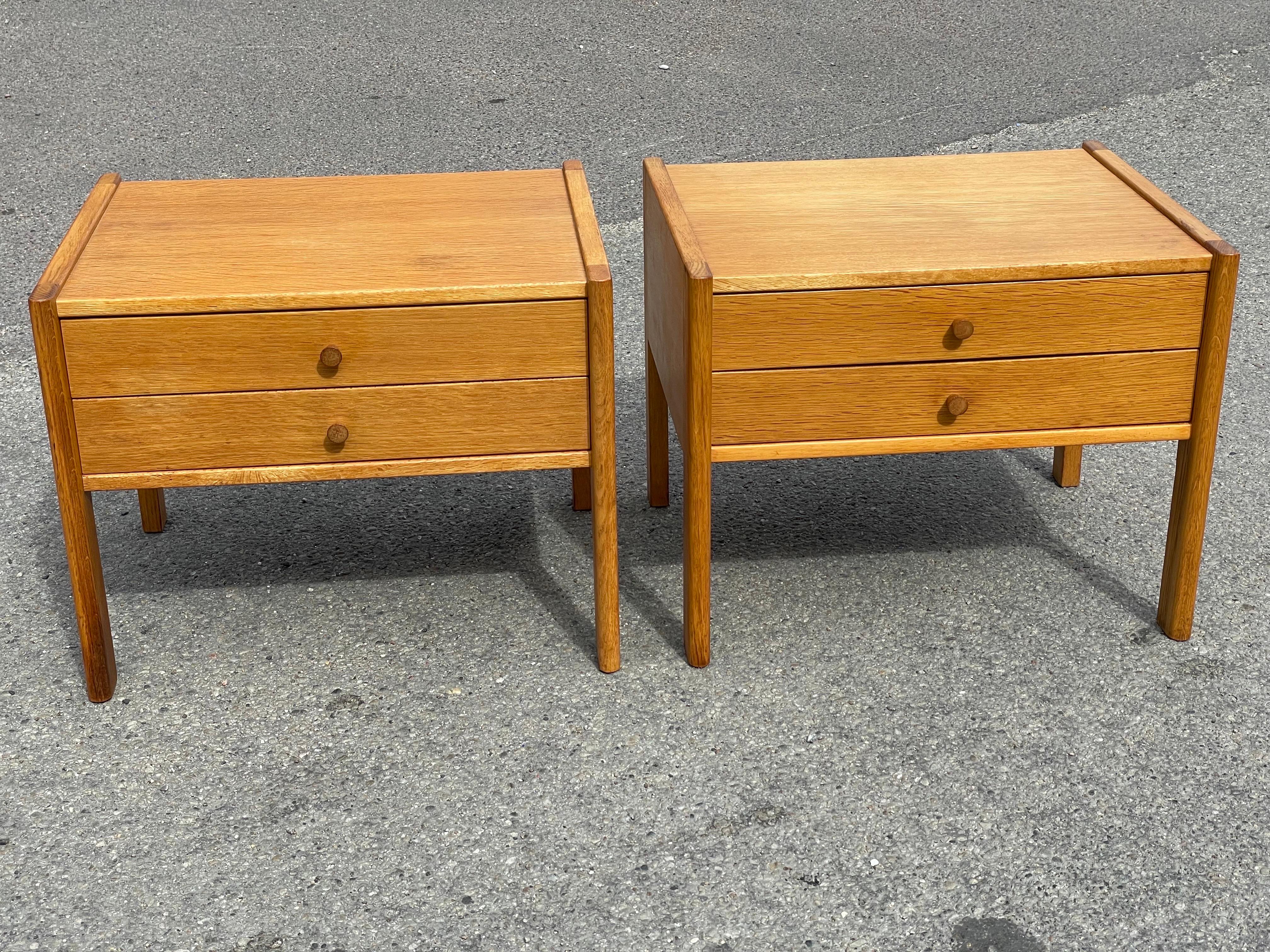 Extraordinary beautiful Danish Mid-Century Modern nightstands in oak. Strong and simple with the characteristic minimalistic design that defines the work of the danish 1960's design.