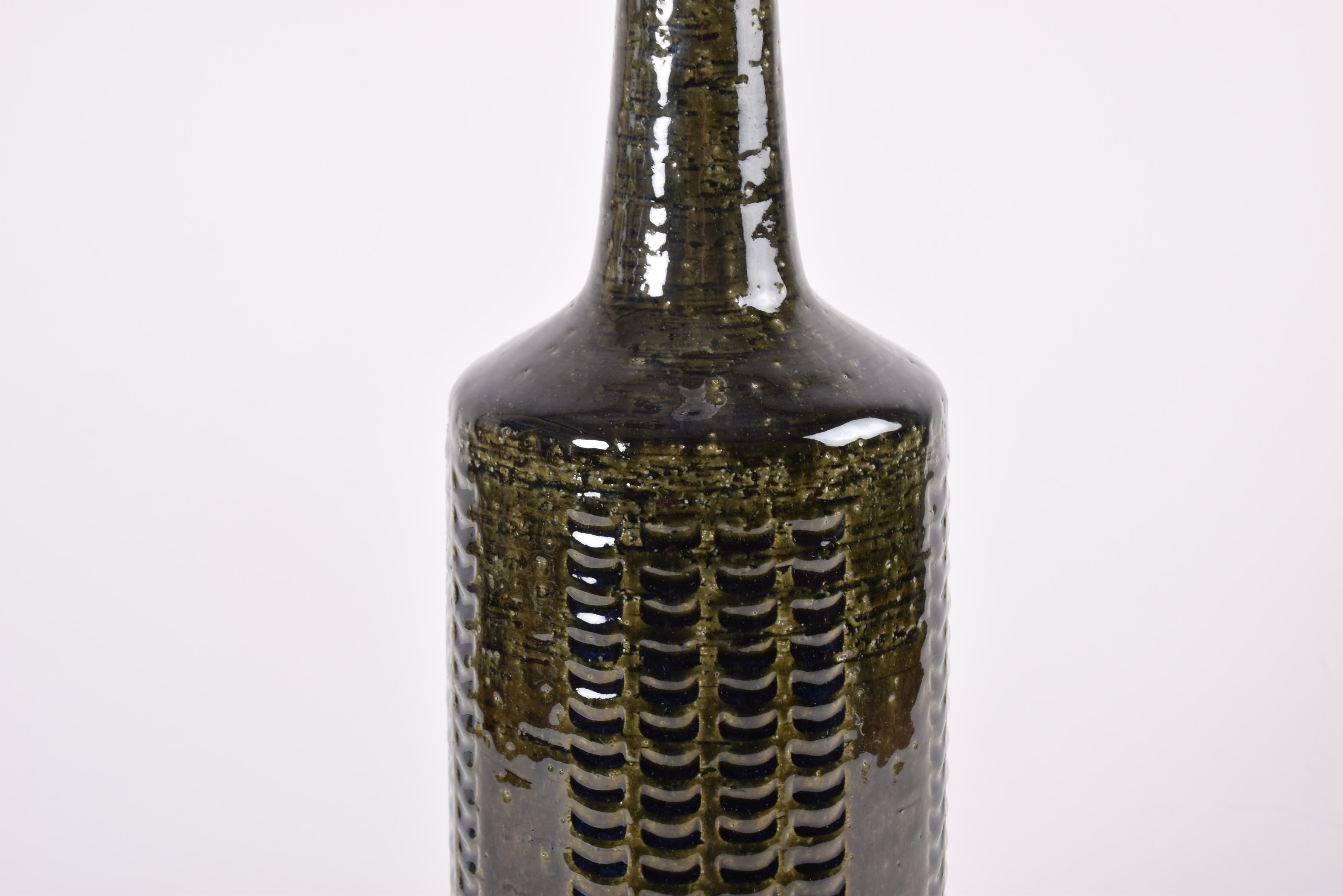 Metà XX secolo Lampada da tavolo alta in ceramica danese del Medioevo Palshus Greene & Greene, anni '60 in vendita