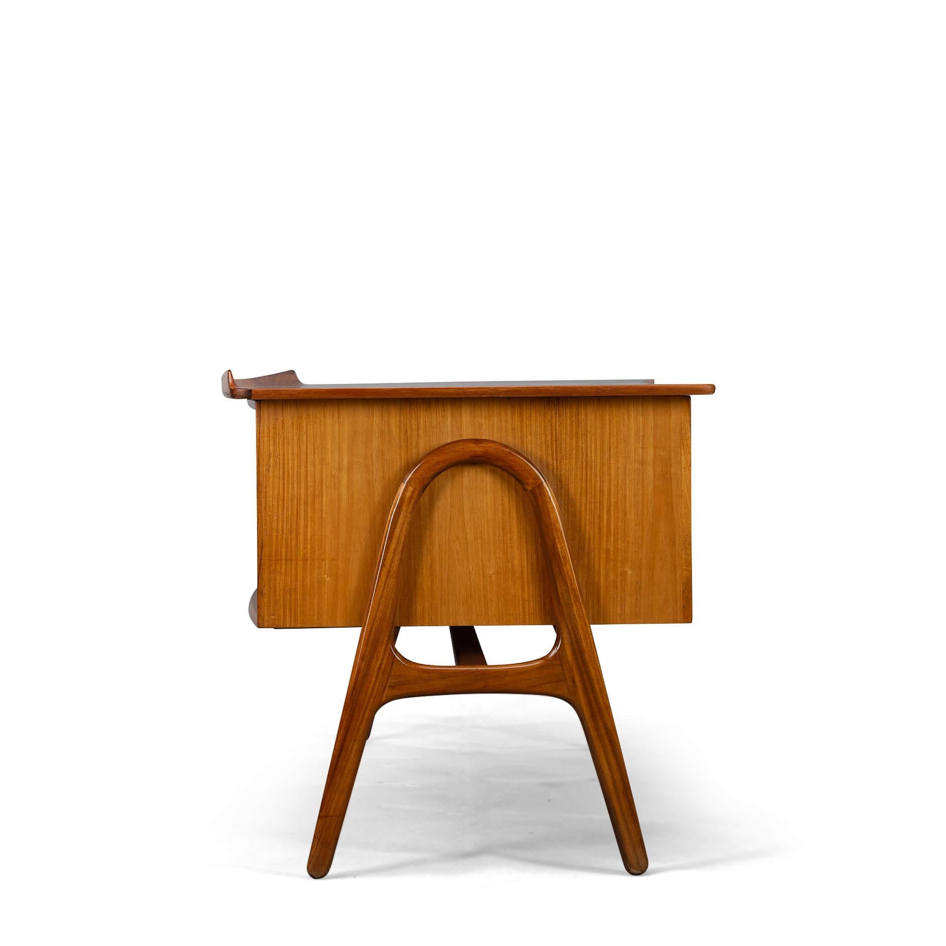 Design desk
An exclusive mid-century modern large desk was designed by Svend Madsen and manufactured by HP Hansen in Denmark in the 1960s. This elegant desk features a bowed large top with beautiful rosewood wood grain and a raised lip edge. The