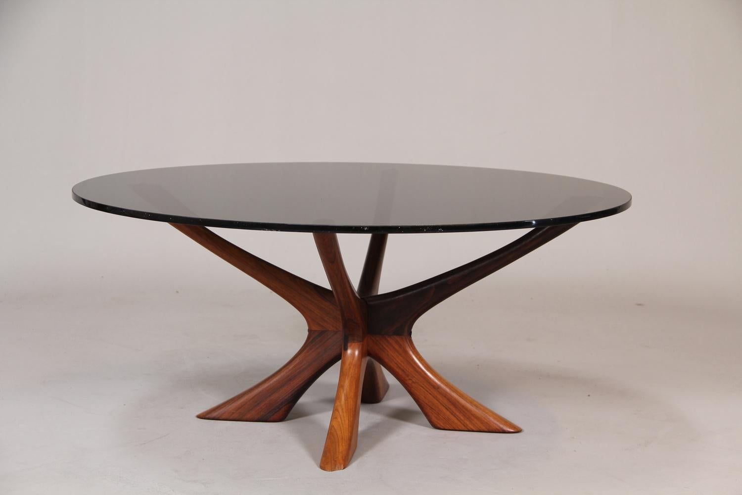 Table basse danoise T118 en teck avec plateau en verre, conçue par Illum Wikkelso.  Le verre de couleur fumée/gris flotte gracieusement sur le dessus.

Dimensions : Hauteur : 40 cm Diamètre : 90 cm