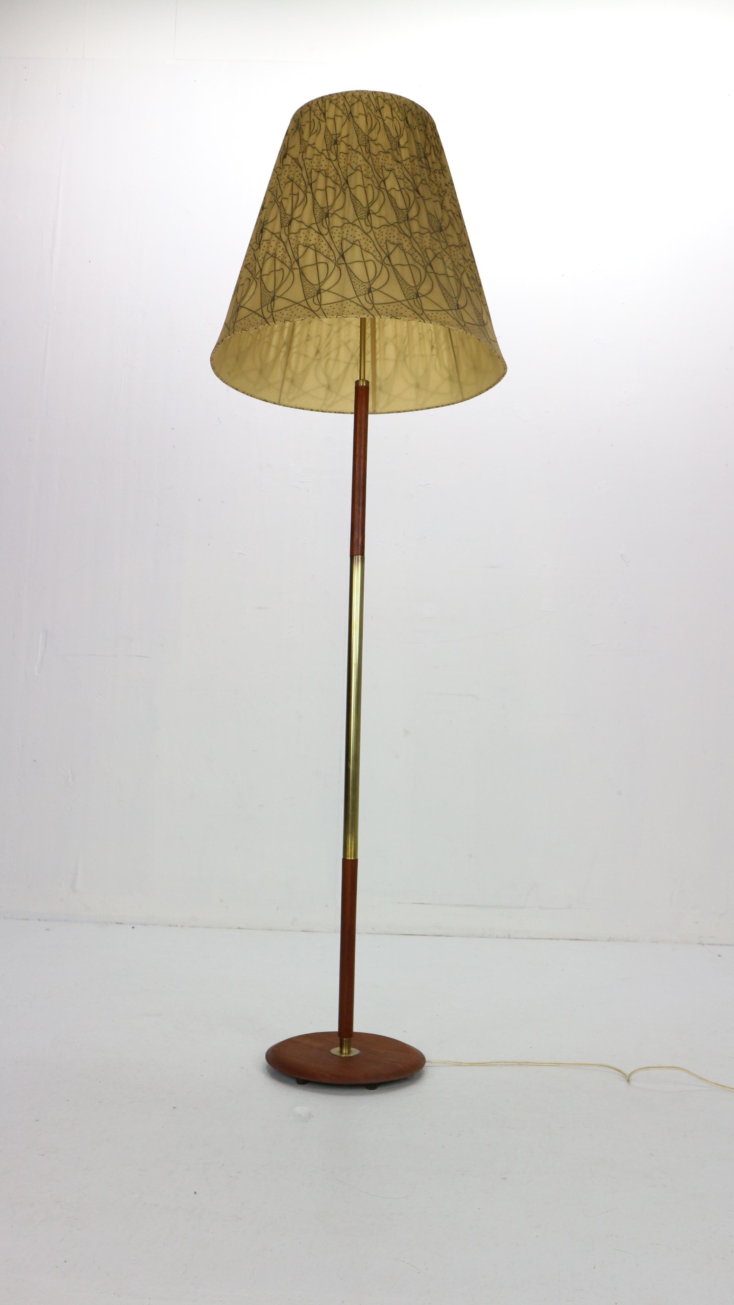 Danish Mid-Century Modern Teak and Brass Floor Lamp, 1950s In Good Condition In The Hague, NL