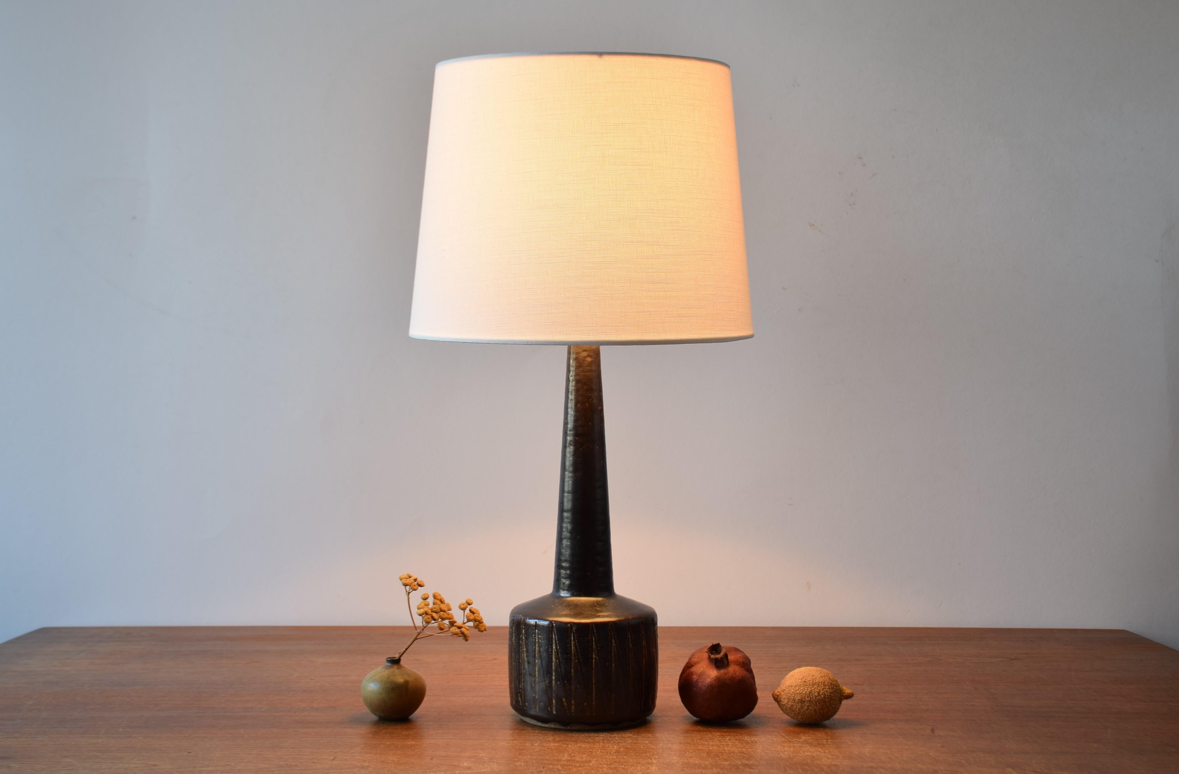 Mid-century Danish ceramic table lamp designed by Per Linnemann-Schmidt for Palshus. Made circa 1960s. 

The lamp is made from chamotte clay and covered by a warm brown glaze with incised stripe decor. Very simple and yet elegant. 

Included is