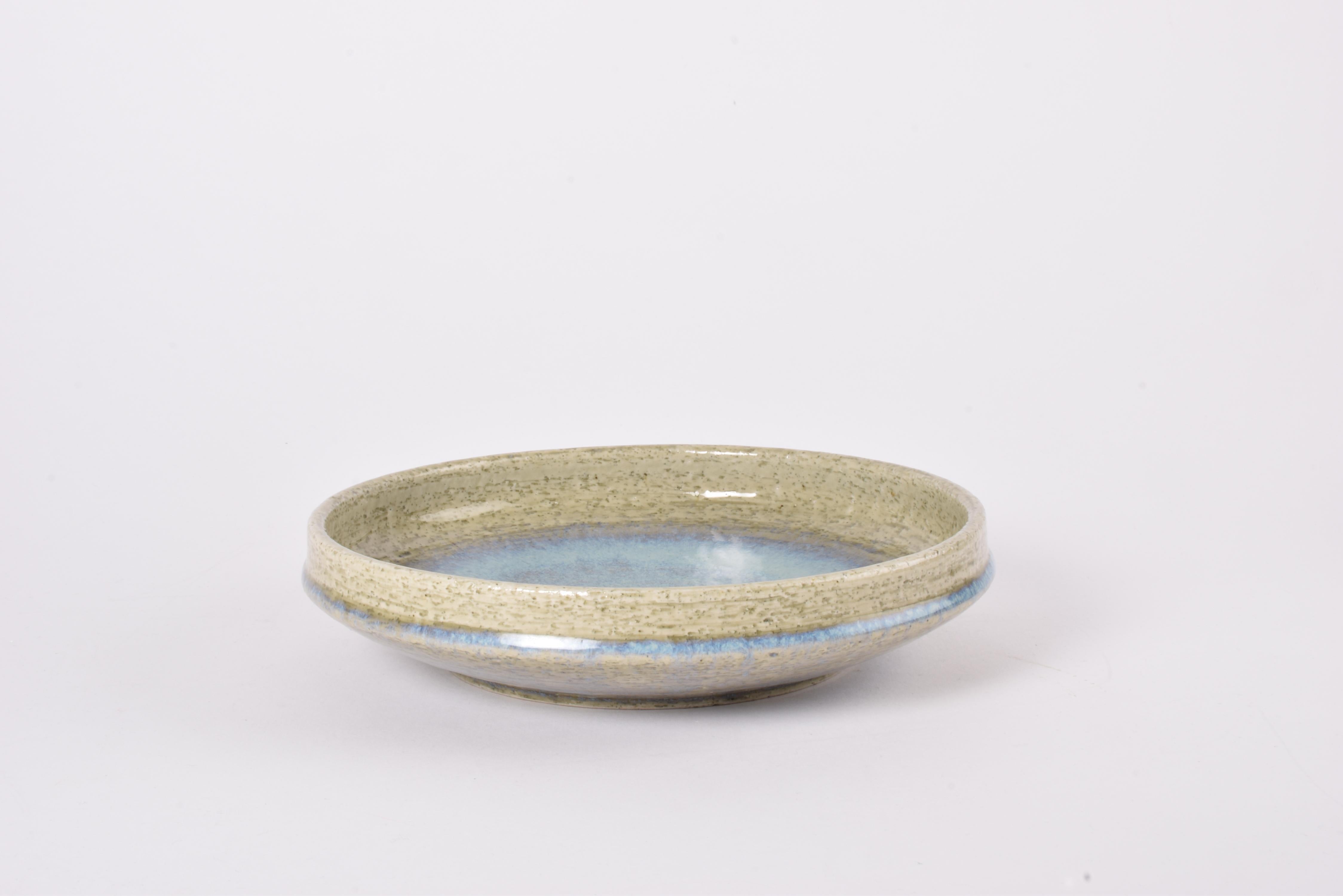 Scandinavo moderno Ciotola bassa danese di metà secolo Palshus con ceramica Chamotte smaltata di verde e blu, anni '60 in vendita