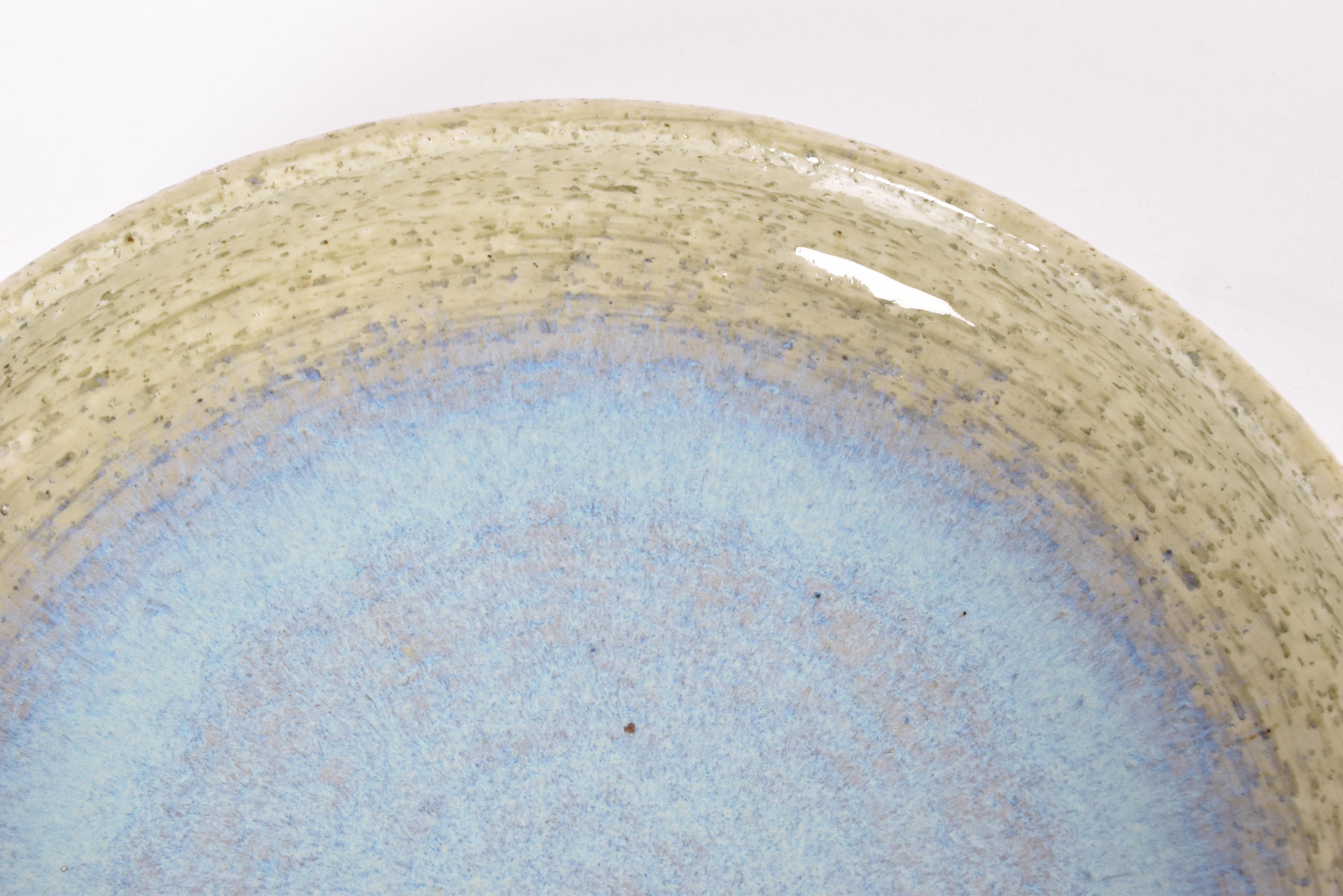 Metà XX secolo Ciotola bassa danese di metà secolo Palshus con ceramica Chamotte smaltata di verde e blu, anni '60 in vendita
