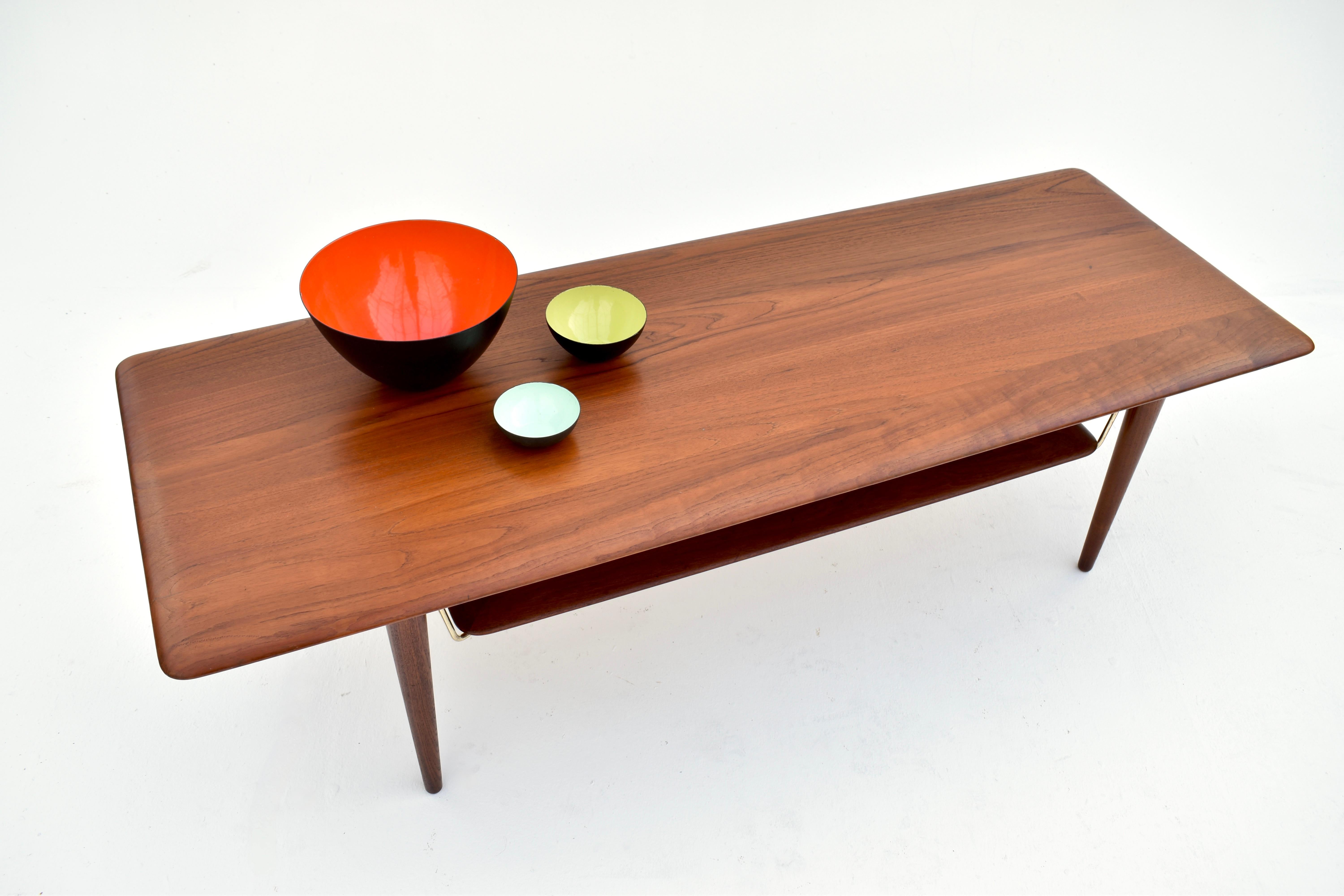 Danois Table basse danoise du milieu du siècle dernier Peter Hvidt & Orla Molgaard Nielsen modèle 516 en vente