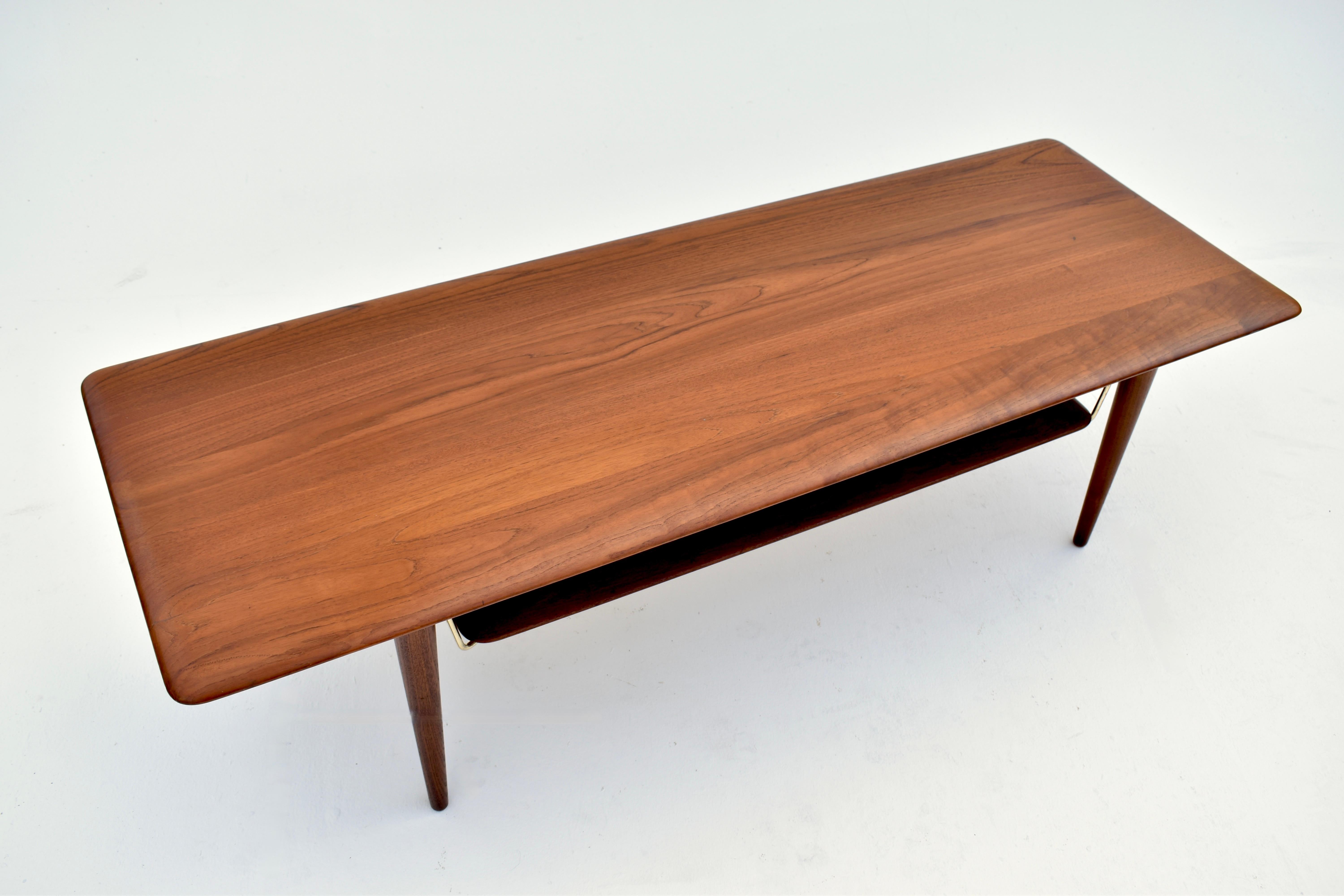 Teck Table basse danoise du milieu du siècle dernier Peter Hvidt & Orla Molgaard Nielsen modèle 516 en vente