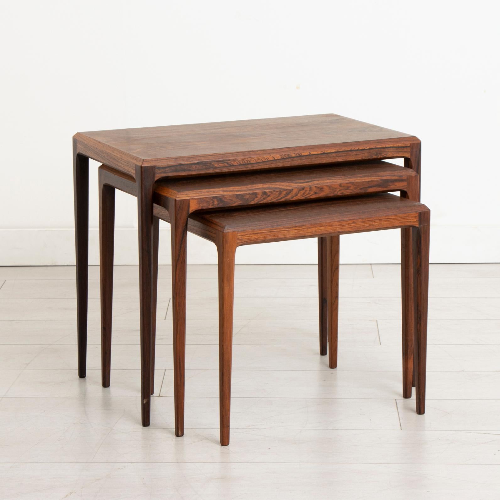 A Danish midcentury nest of three table made in rosewood and designed by Johannes Andersen for Silkeborg. Makers mark underneath.

Dimensions: W 60 x D3 6 x H 51 cm.