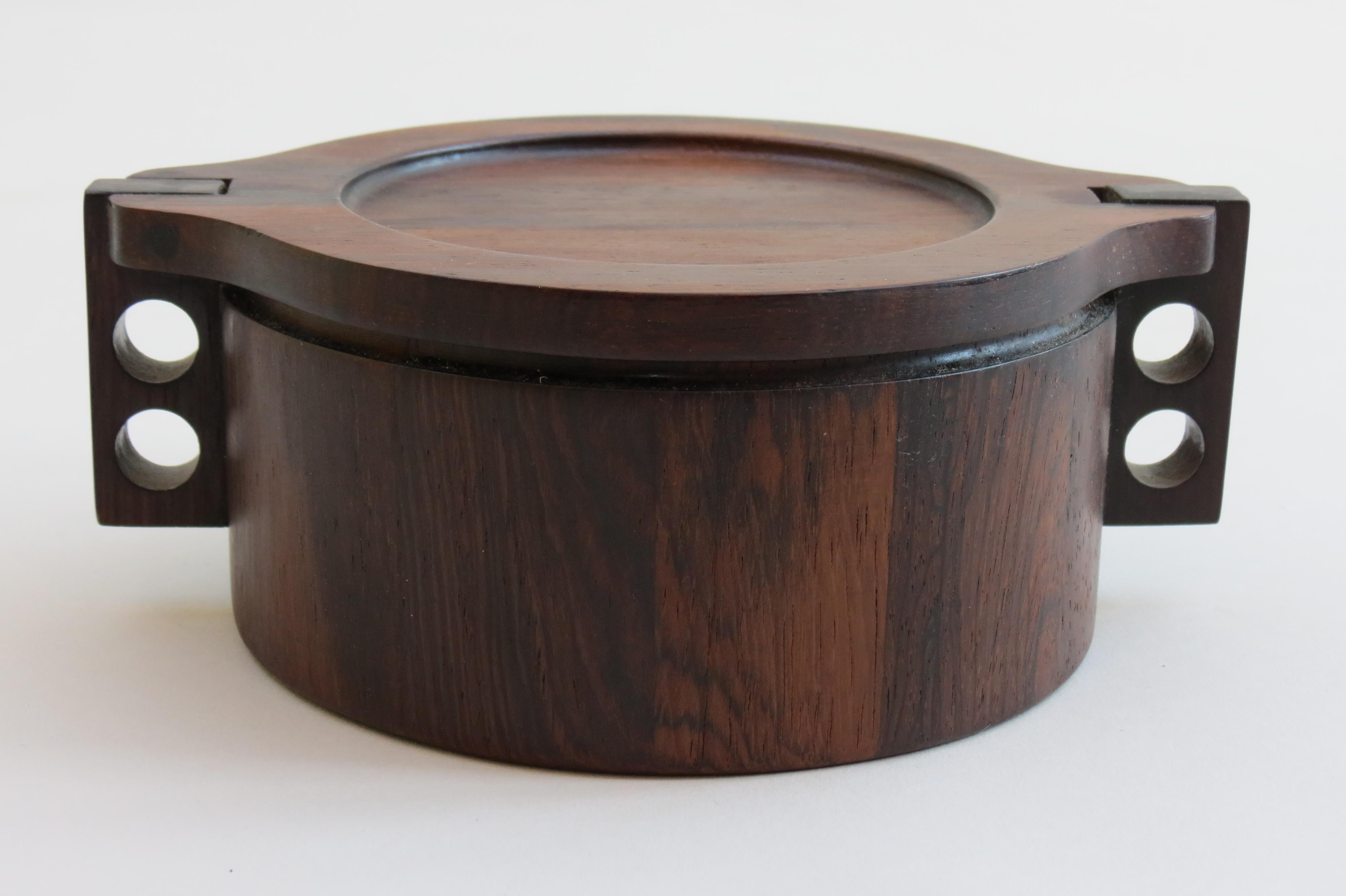 Beautiful Danish rosewood pot by Woodline. Hinged lid reveals removable stainless pot. In good condition. Stamped to underside Woodline Denmark BK.



 