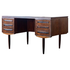 Petit bureau danois de direction en bois de rose du milieu du siècle dernier par J. Svenstrup, années 1960