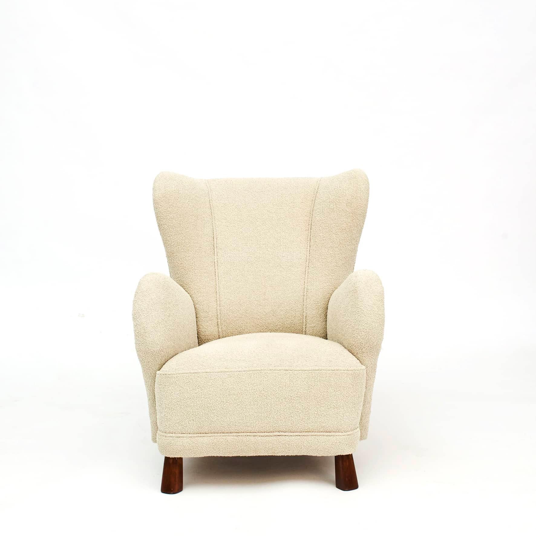 Danish easy chair, 1940-1950.
Seat with coil springs, legs in dark polished beech. Professionally reupholstered in beautiful light sand color bouclé fabric from Larsen.
Extremely comfortable lounge chair with reclining seating comfort. Excellent
