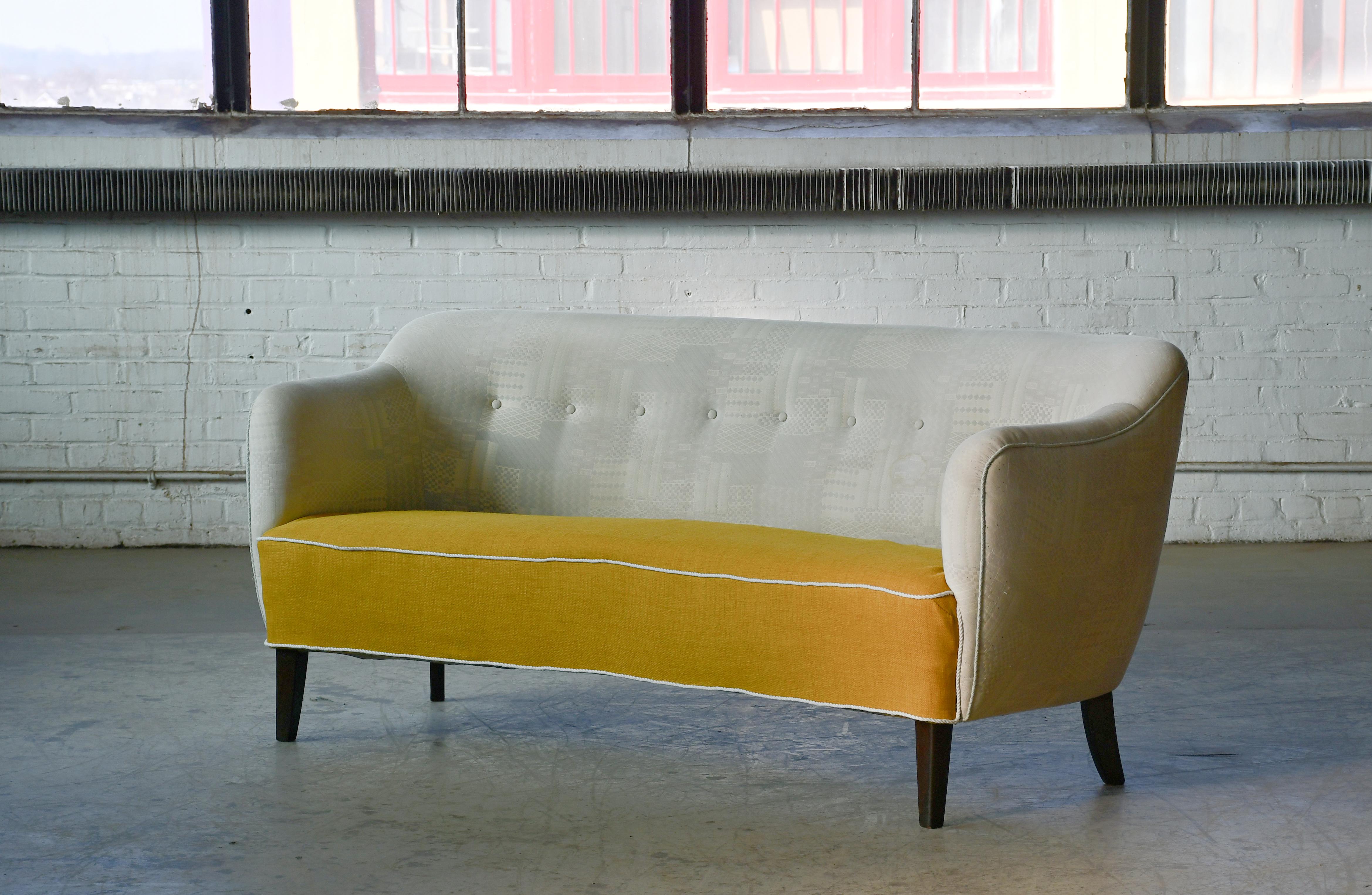Lignes classiques et très élégantes dans le style des premiers designers/One danois, fabriquées vers le début des années 1950. Attribué à Peters Hvidt et Fritz Hansen qui a également fabriqué une chaise assortie. Le dossier et l'assise sont