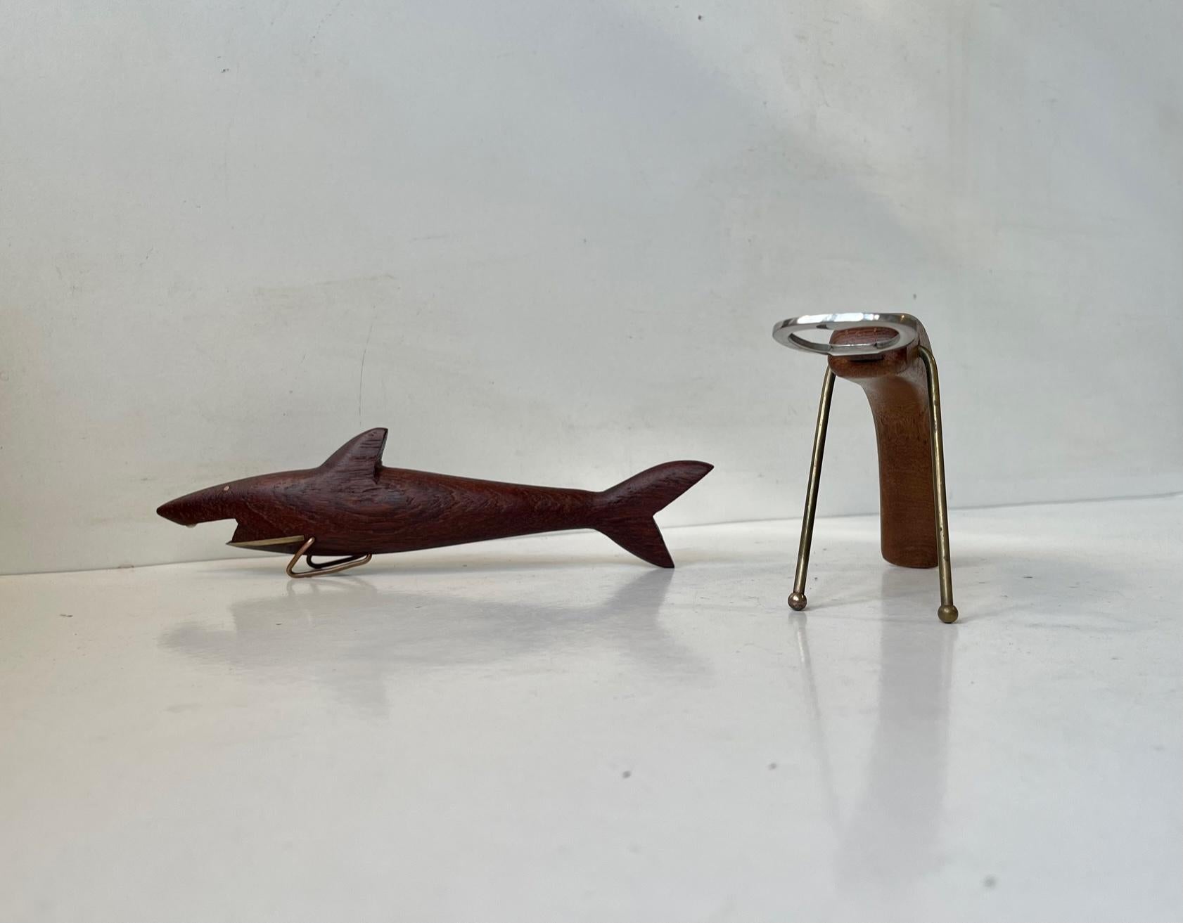 Apribottiglie figurativi danesi moderni a forma di squalo e aragosta. Materiali: teak massiccio, ottone, rame e acciaio inossidabile. Realizzato in Danimarca intorno al 1960-70 in uno stile che ricorda la Wiener Werkstatte. Il prezzo si riferisce a
