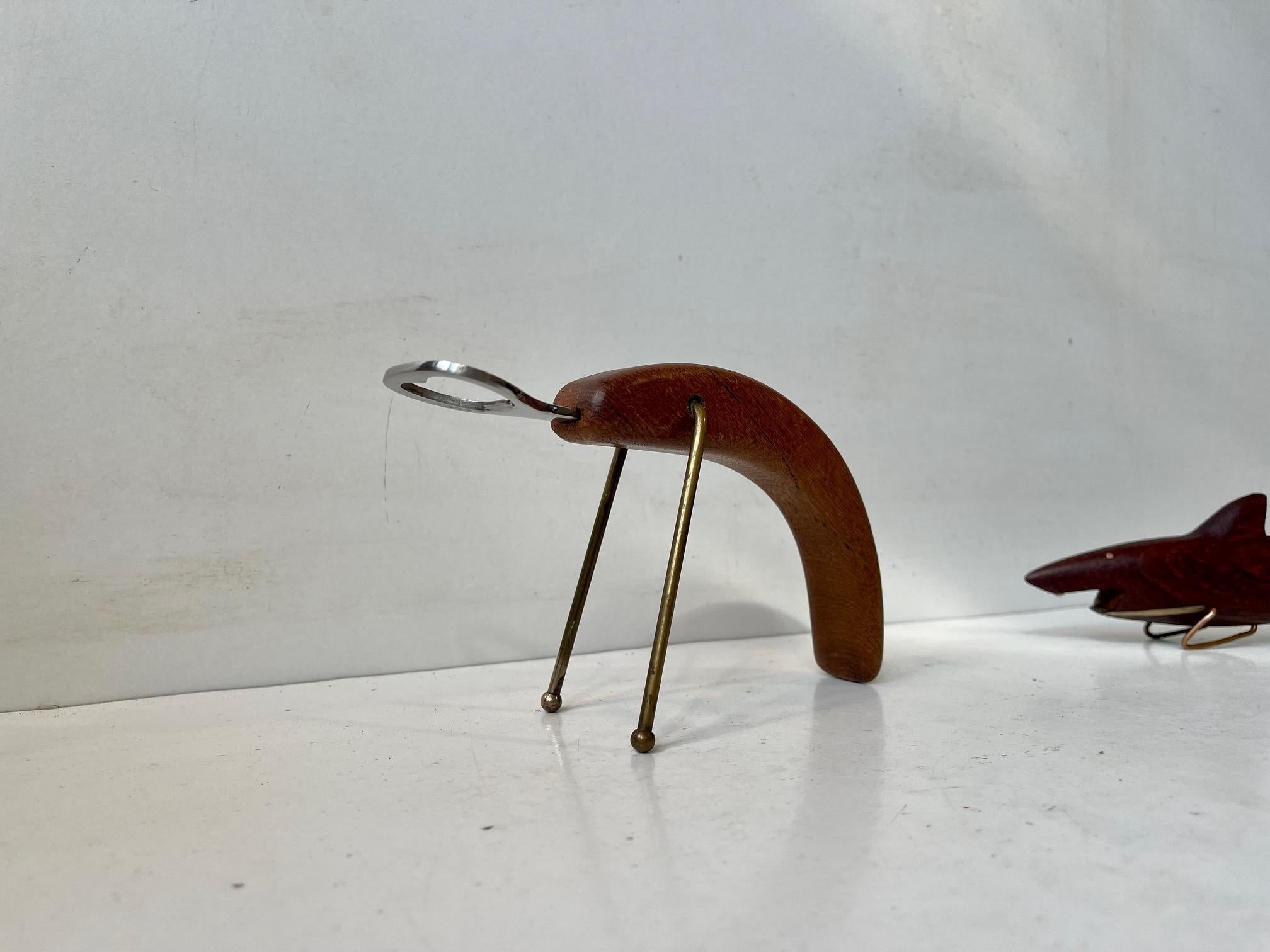 Danese Apribottiglie danese di metà secolo con figure di squali e aragoste in teak e ottone in vendita