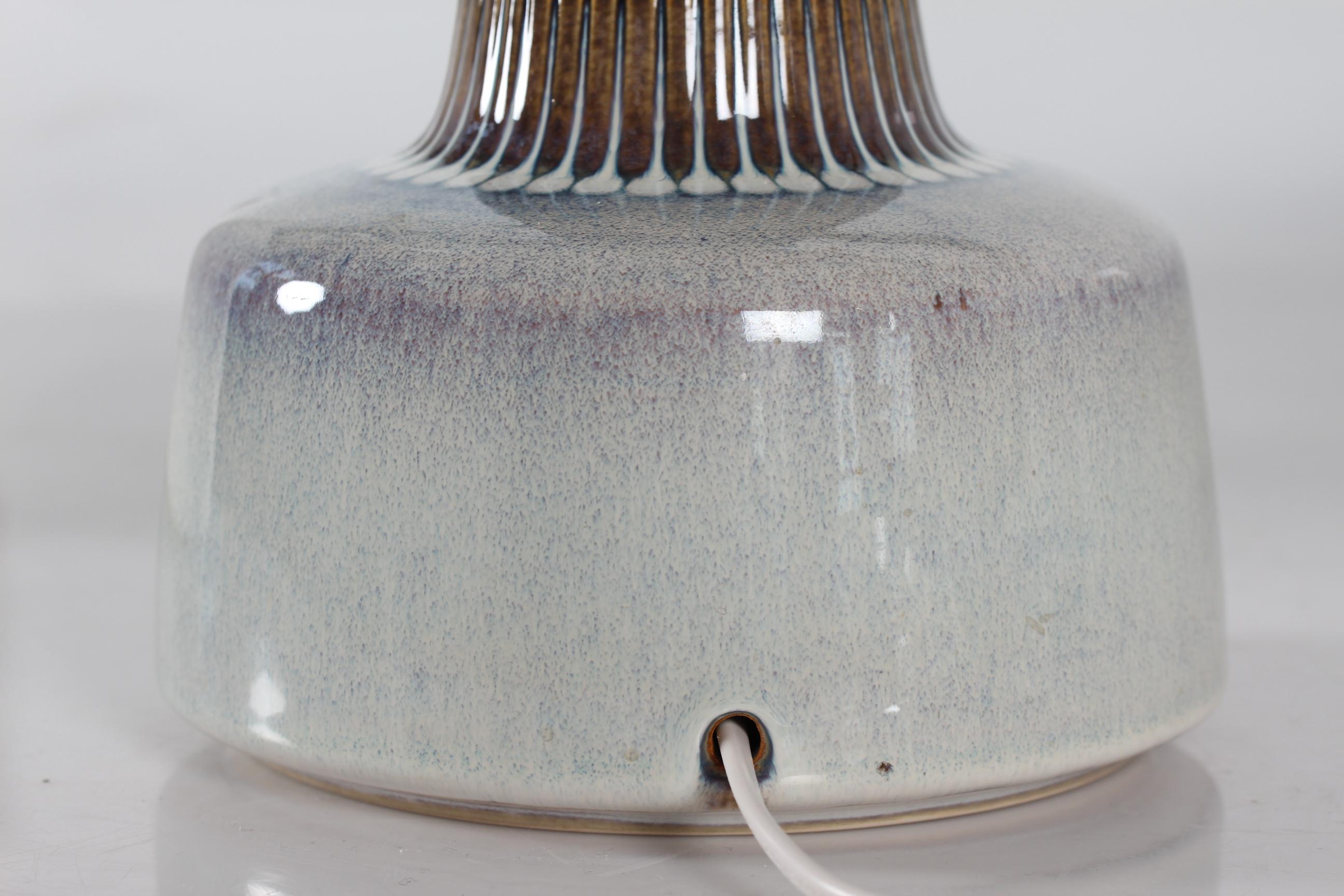 Lampe de bureau danoise en céramique Sholm du milieu du siècle dernier, marron, bleu et violet, par Einar Johansen Bon état - En vente à Silkeborg, Silkeborg