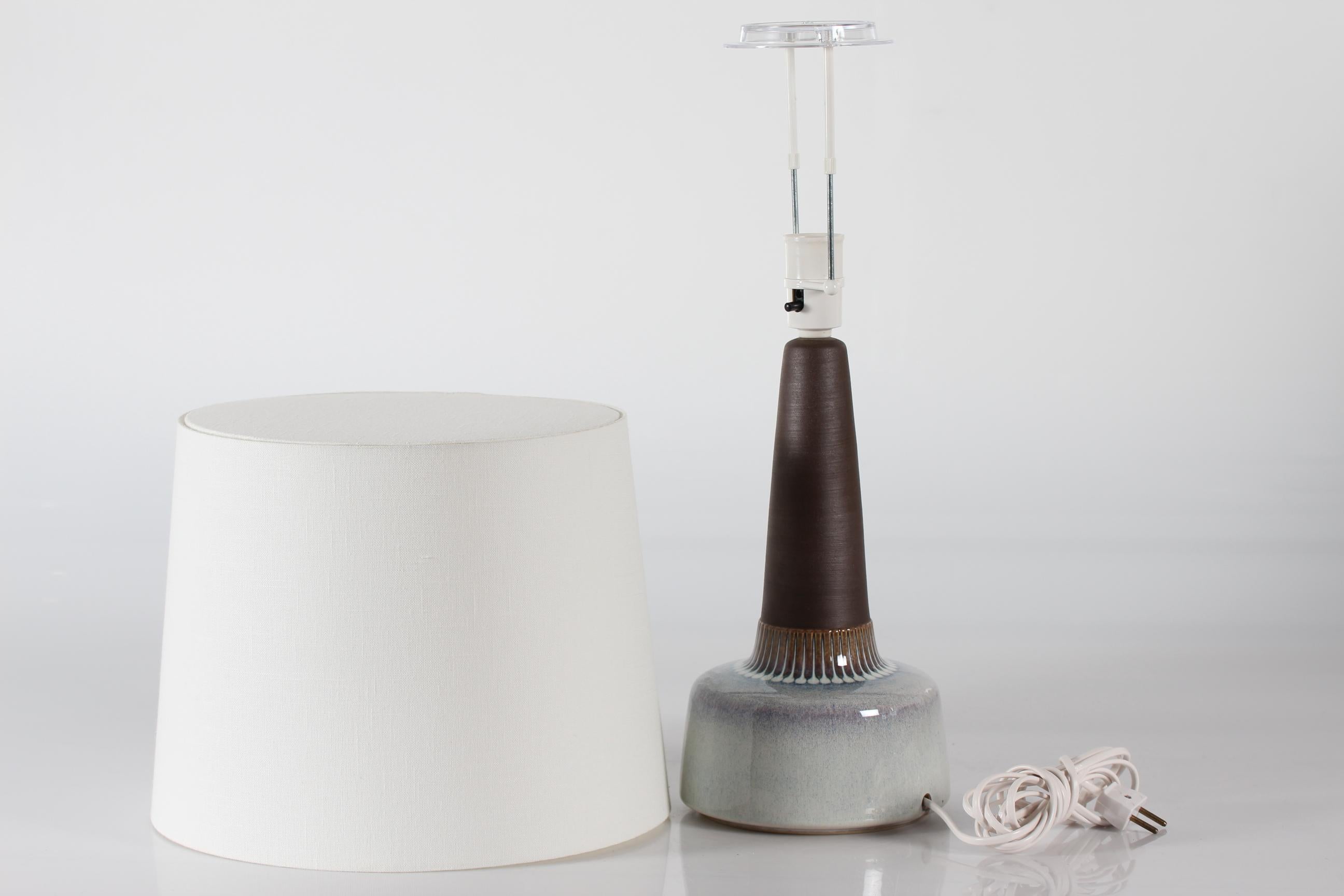 Milieu du XXe siècle Lampe de bureau danoise en céramique Sholm du milieu du siècle dernier, marron, bleu et violet, par Einar Johansen en vente