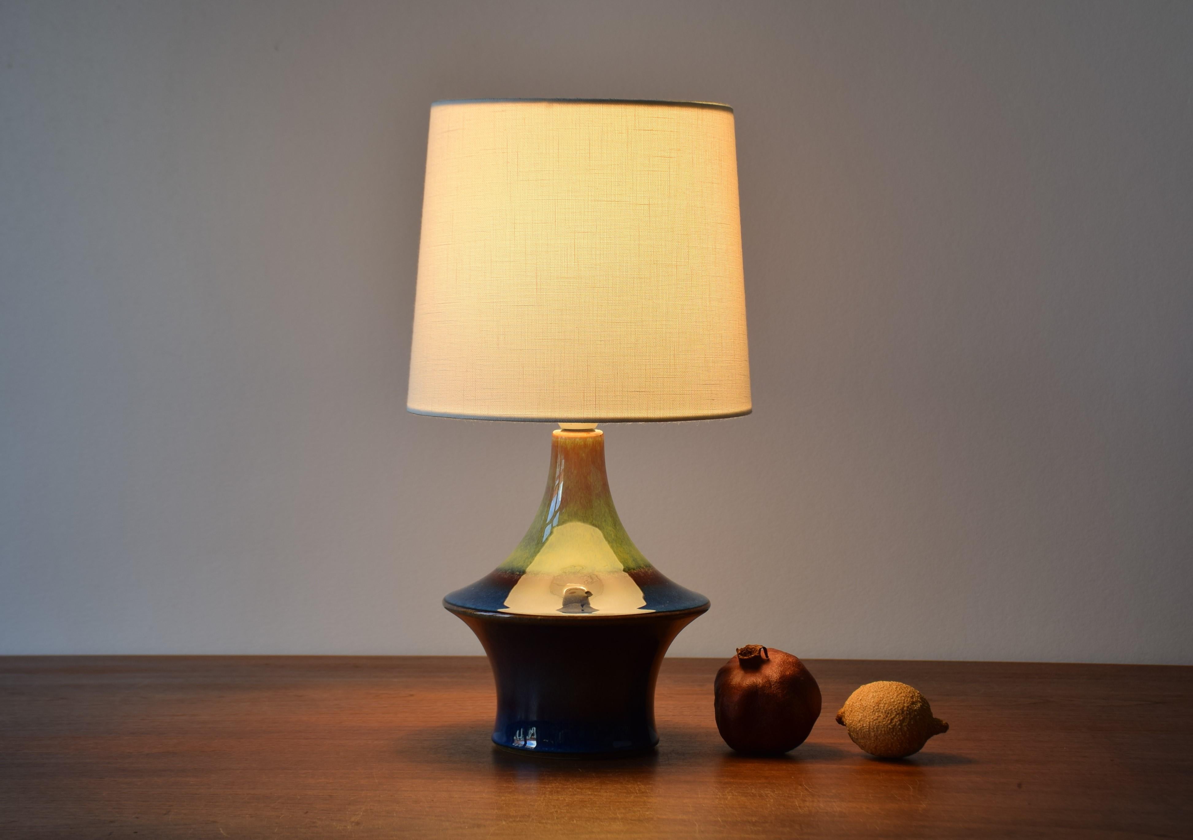 Small sculptural table lamp from Søholm Stentøj, Denmark, circa 1960s.
The lamp has glaze with a beautiful color play in blue, brown and green.

Included is a new clip on blulb lamp shade designed and made in Denmark. It´s made of woven fabric
